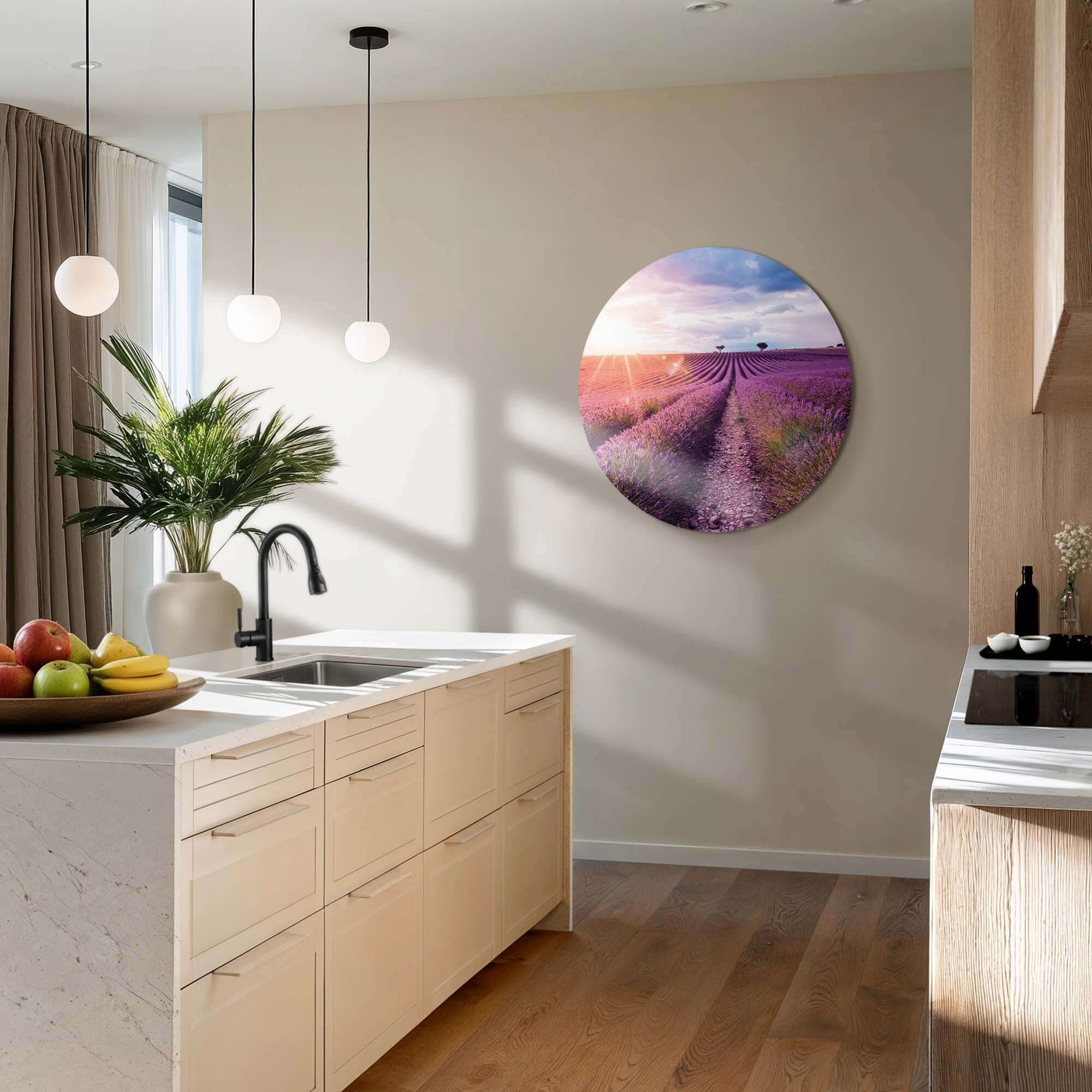 Lavender Horizon - Muurcirkel met lavendelvelden in avondlicht, perfect voor in de keuken. Muurcirkel en Wandcirkel decoratie.