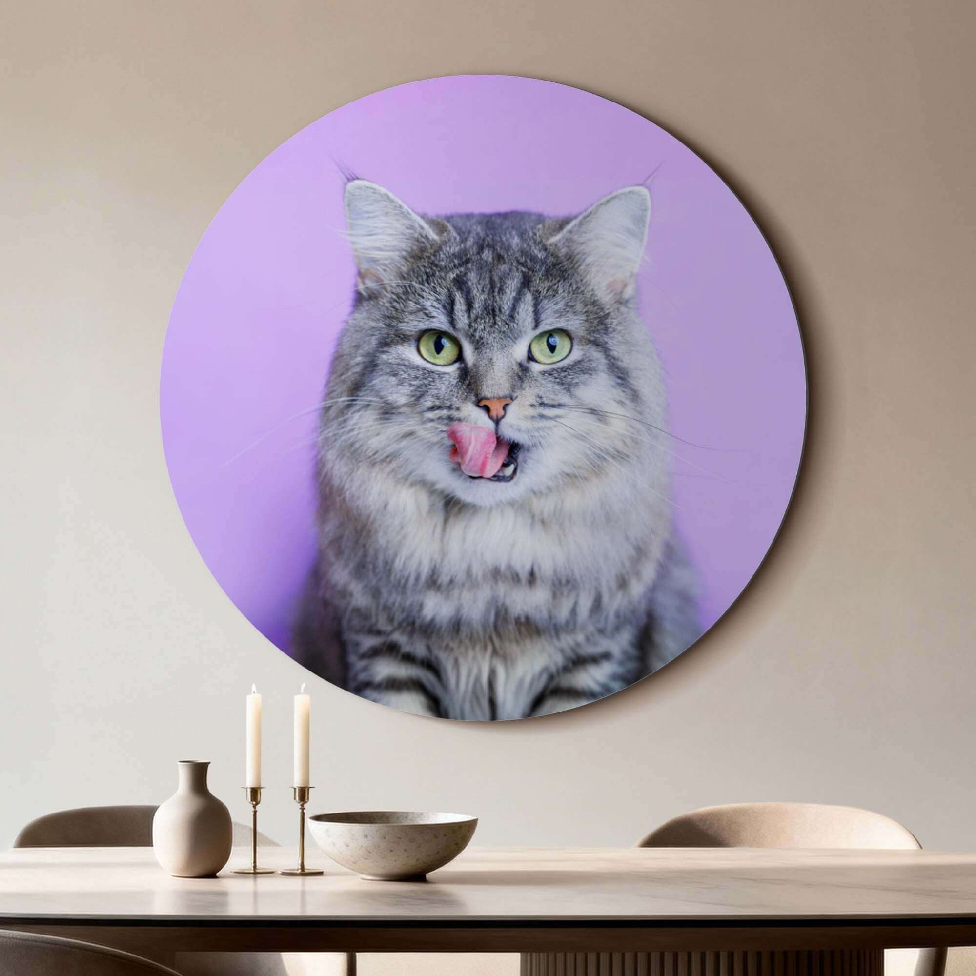 Lavender Lick – Muurcirkel met grijze kat op lavendelkleurige achtergrond in modern interieur.