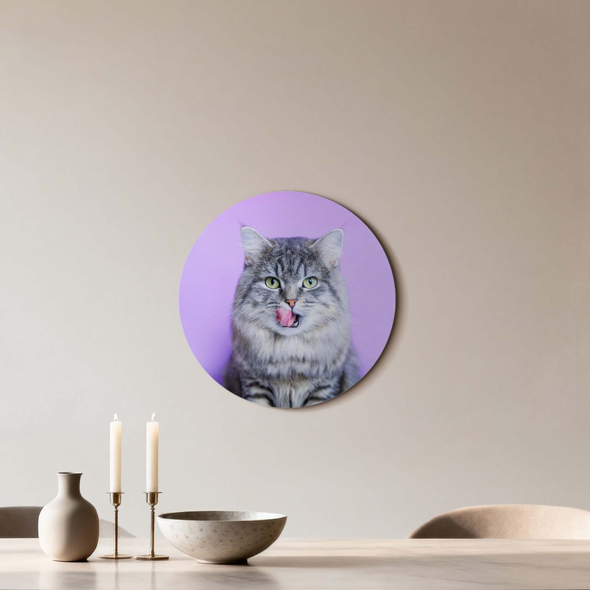 Lavender Lick – Muurcirkel met een grijze kat op lavendelkleurige achtergrond, perfect voor moderne interieurs.