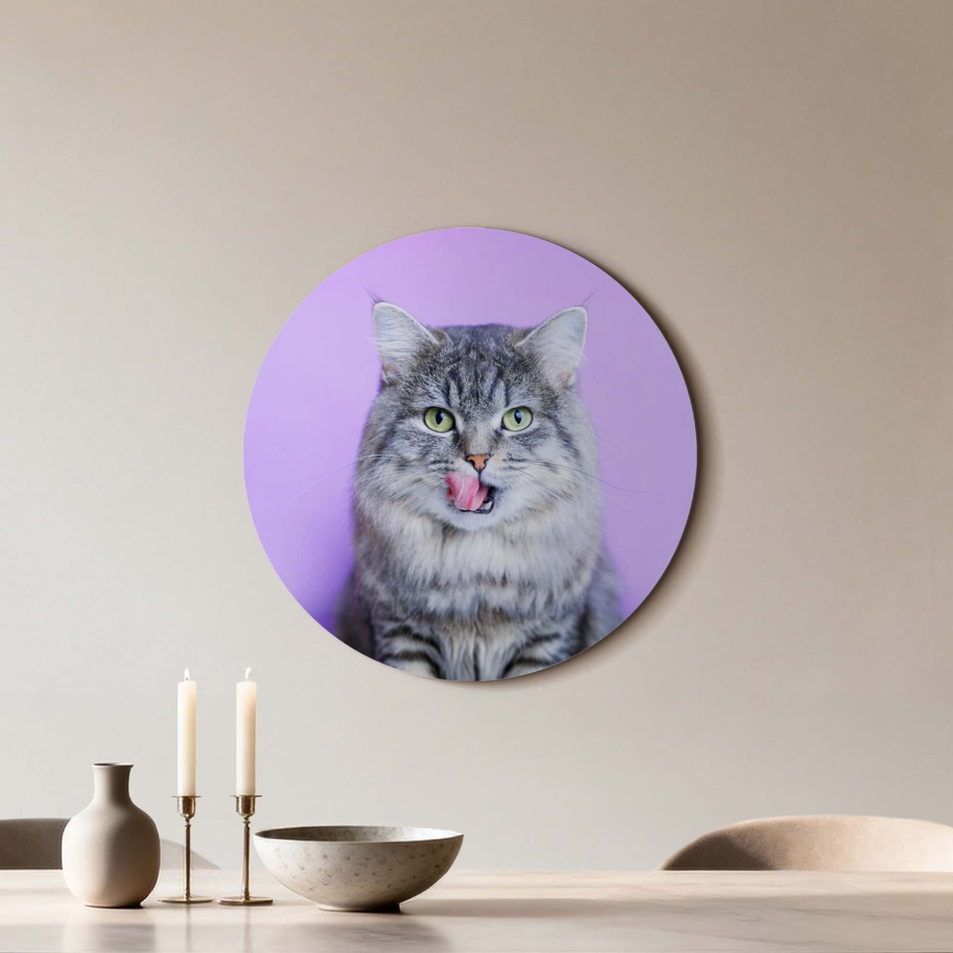 Lavender Lick – Muurcirkel van een grijze kat op lavendelkleurige achtergrond, wanddecoratie.