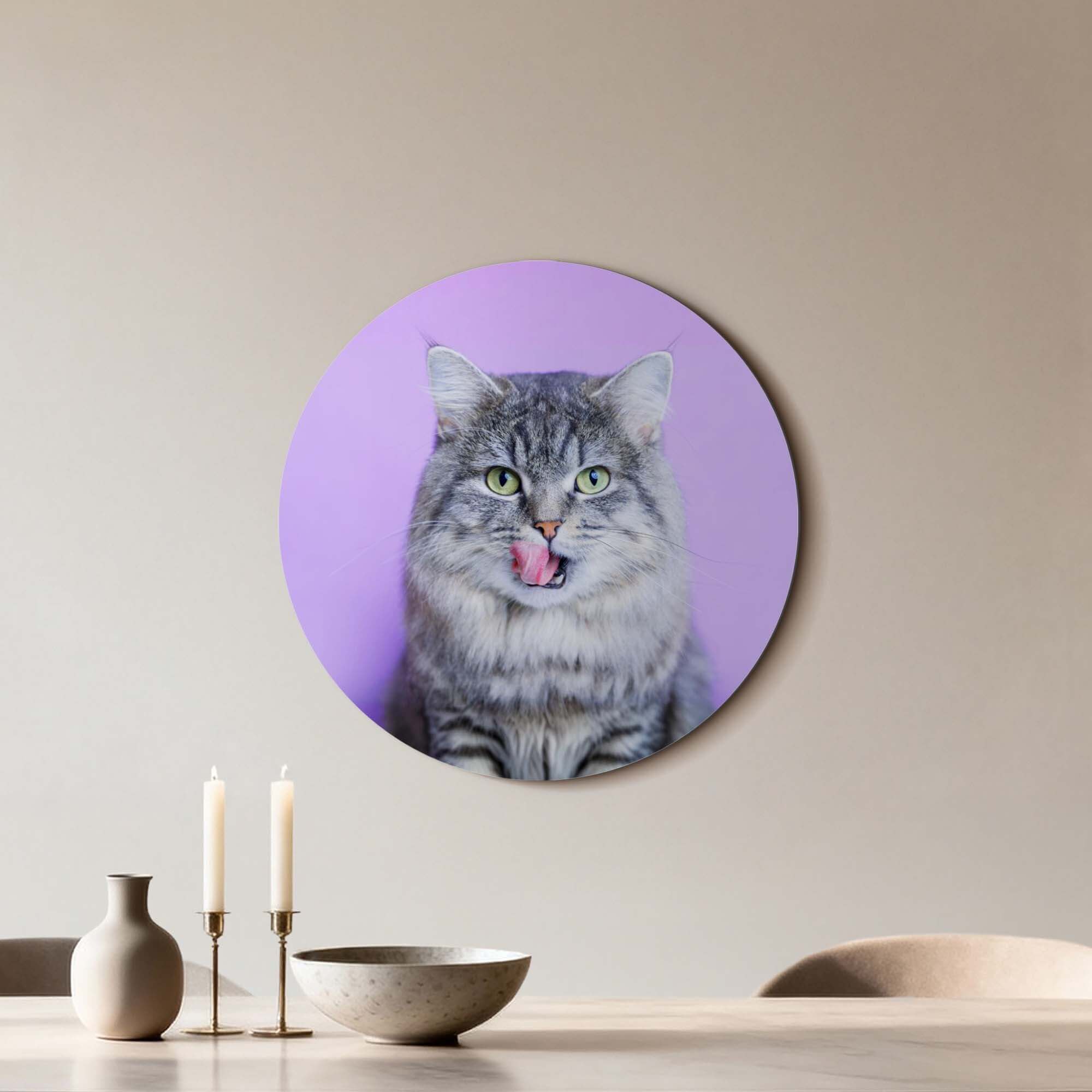 Lavender Lick – Muurcirkel van een grijze kat op lavendelkleurige achtergrond, wanddecoratie.