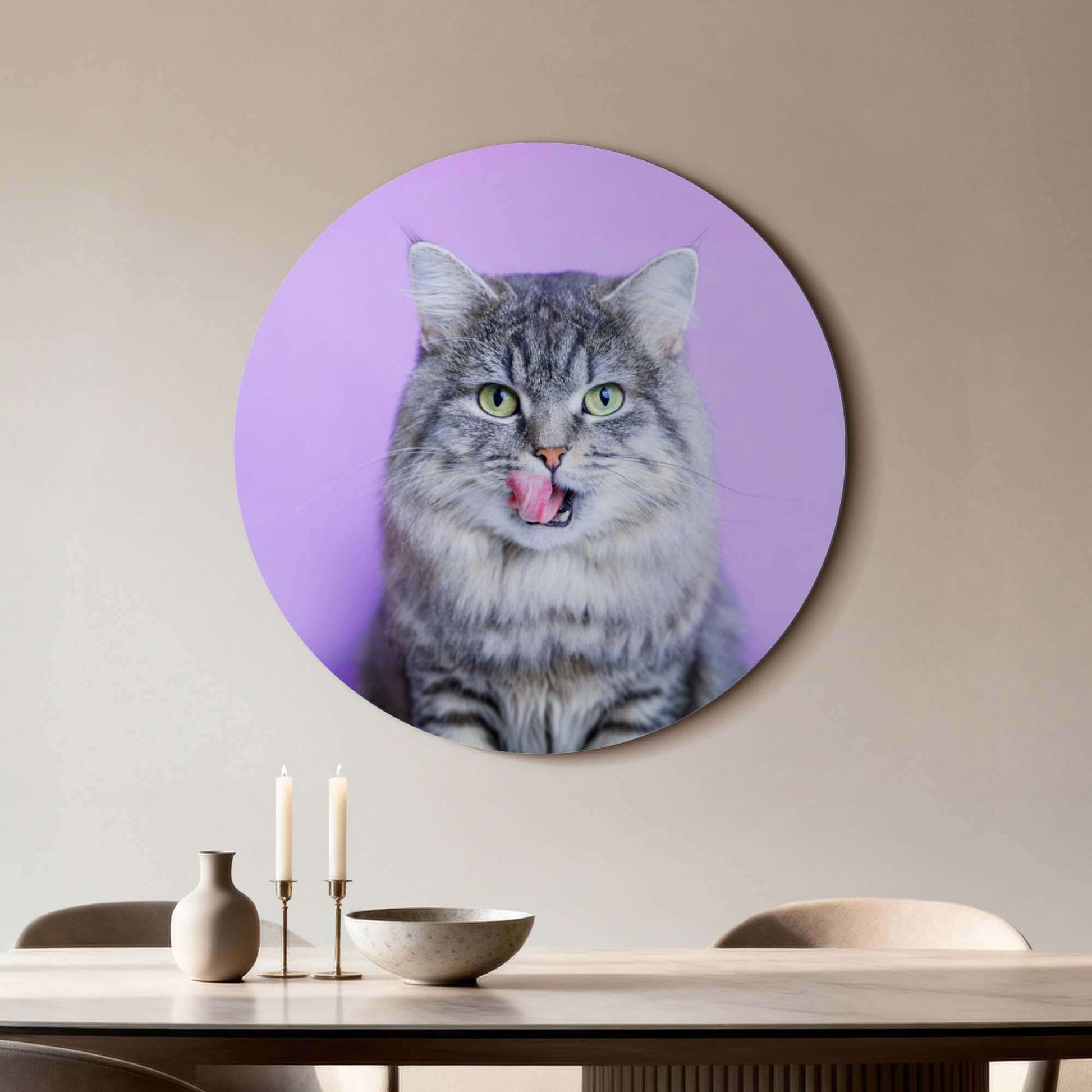 Lavender Lick – Muurcirkel van grijze kat op lavendelkleurige achtergrond, stijlvolle wandcirkel.