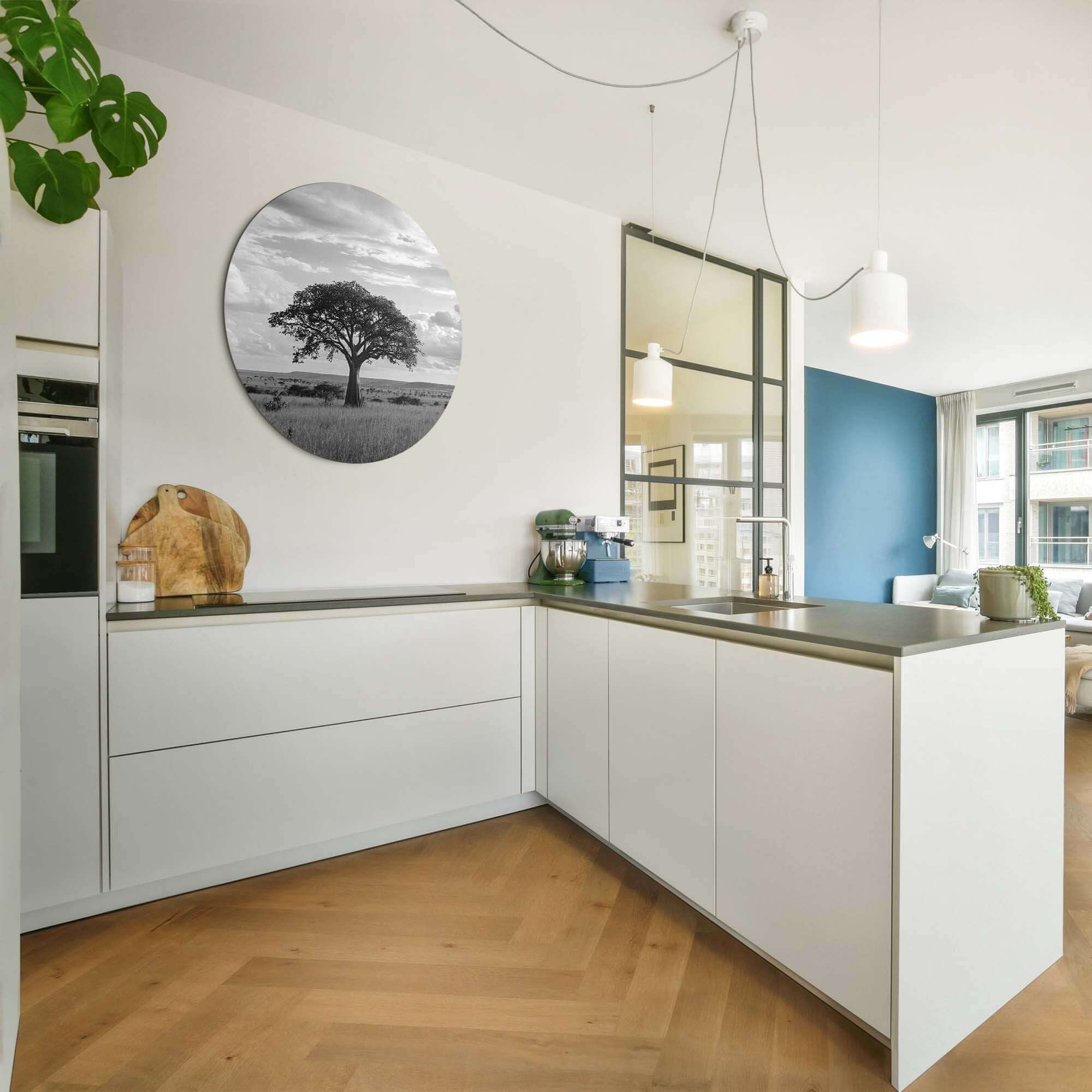 Lone Horizon - Muurcirkel: Zwart-wit muurcirkel van solitaire boom, perfect voor stijlvolle keuken. Keywords: Muurcirkel, Muurcirkels, Wandcirkel.