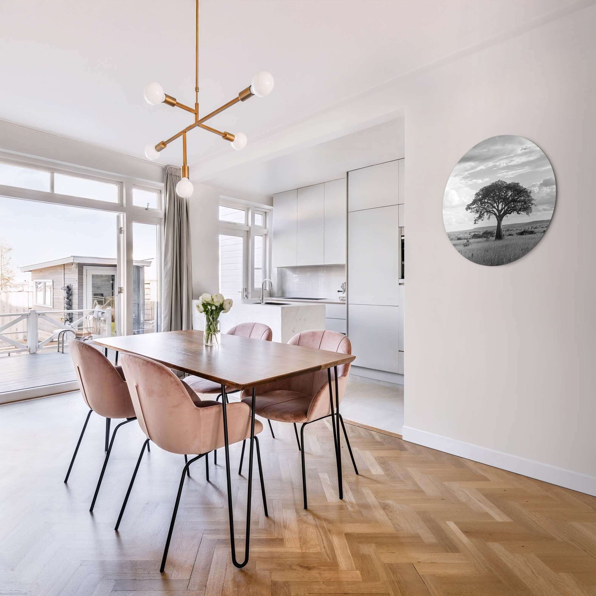 Lone Horizon - Muurcirkel in stijlvolle eetkamer, serene zwart-wit muurcirkel met solitair boomdesign, perfect als wanddecoratie.