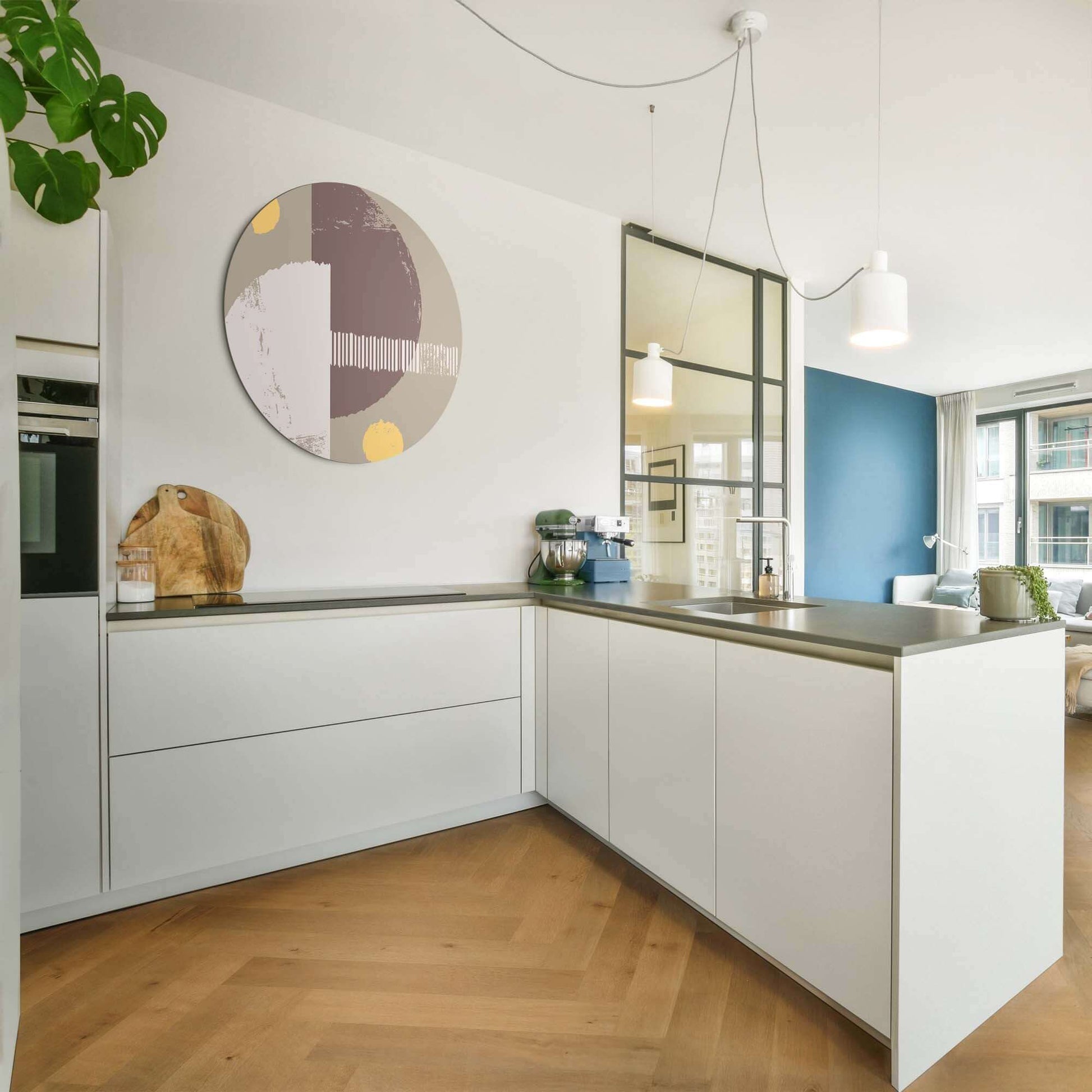 Lunar Balance - Muurcirkel in moderne keuken, met abstracte vormen en aardetinten. Perfect voor Muurcirkels en Wandcirkel decoratie.