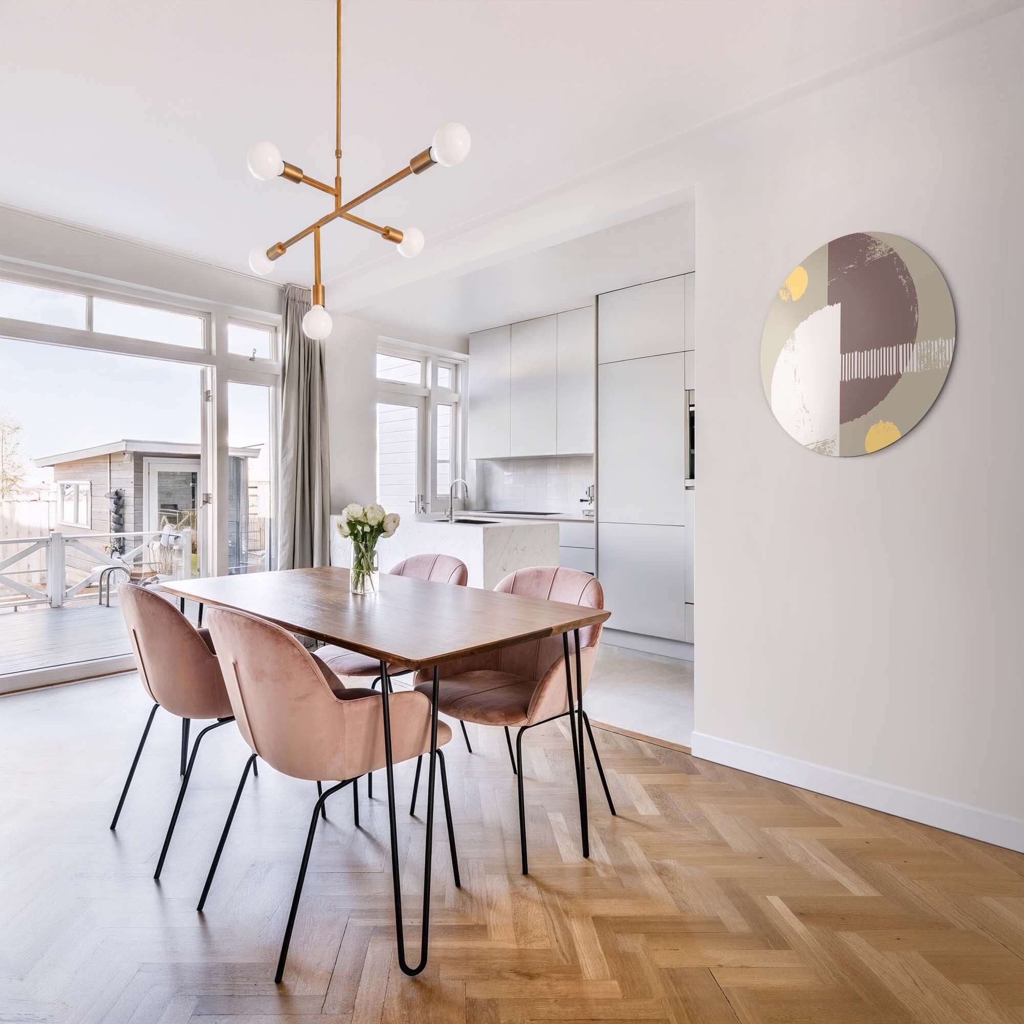 Lunar Balance - Muurcirkel in moderne eetkamer met pastelkleurige stoelen en houten tafel. Eyecatcher wandcirkel in abstract design.