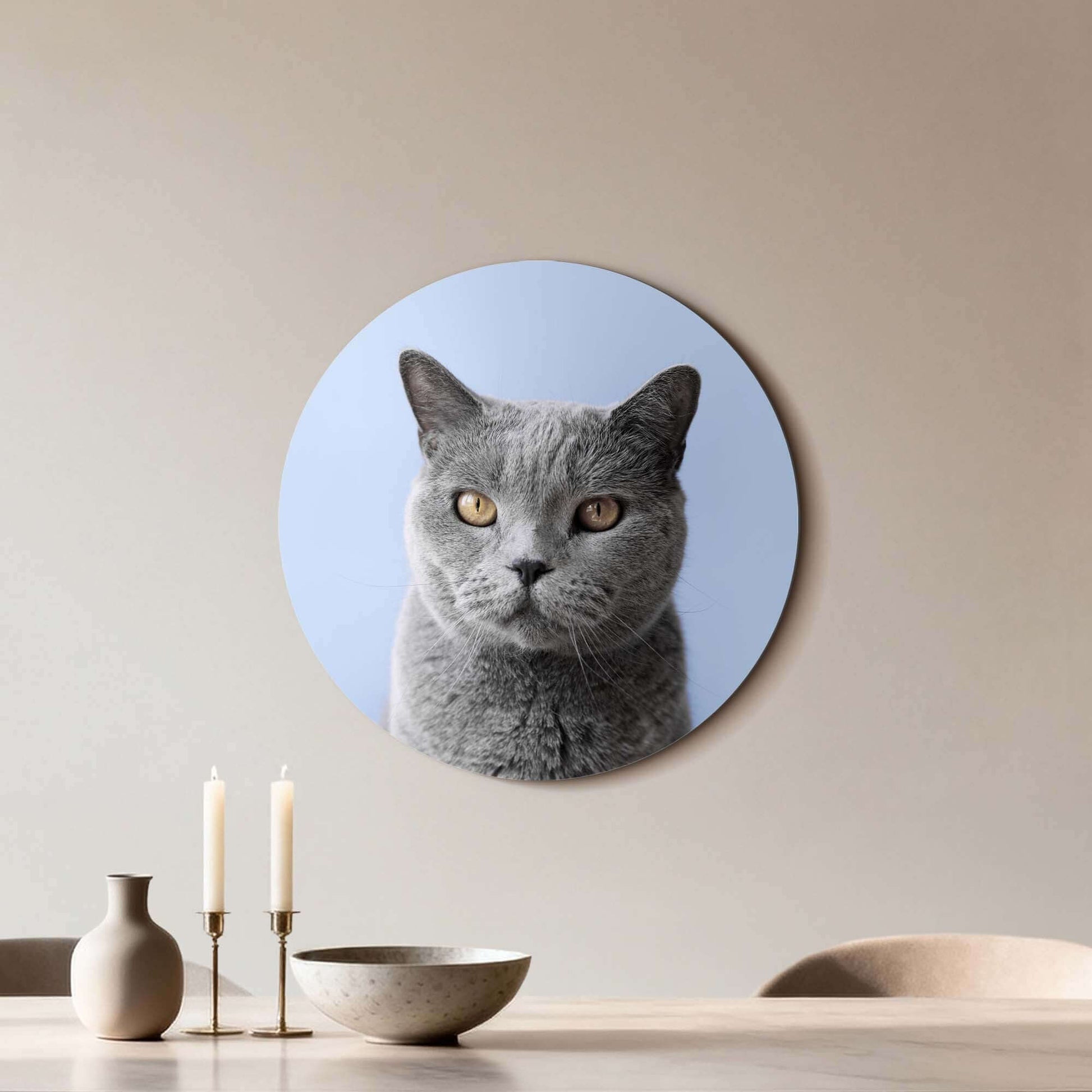 Misty Mood – Muurcirkel met een grijze kat op een zachte blauwe achtergrond, perfect voor wanddecoratie.