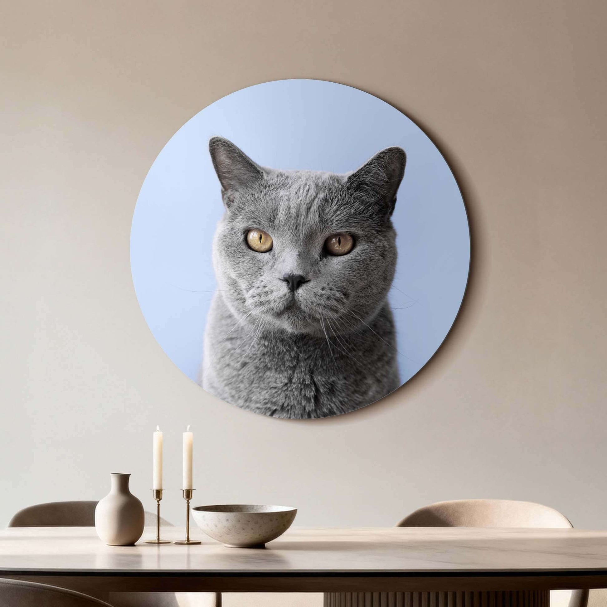 Misty Mood – Muurcirkel van een grijze kat op een zachte blauwe achtergrond, muurdecoratie voor een elegant interieur.