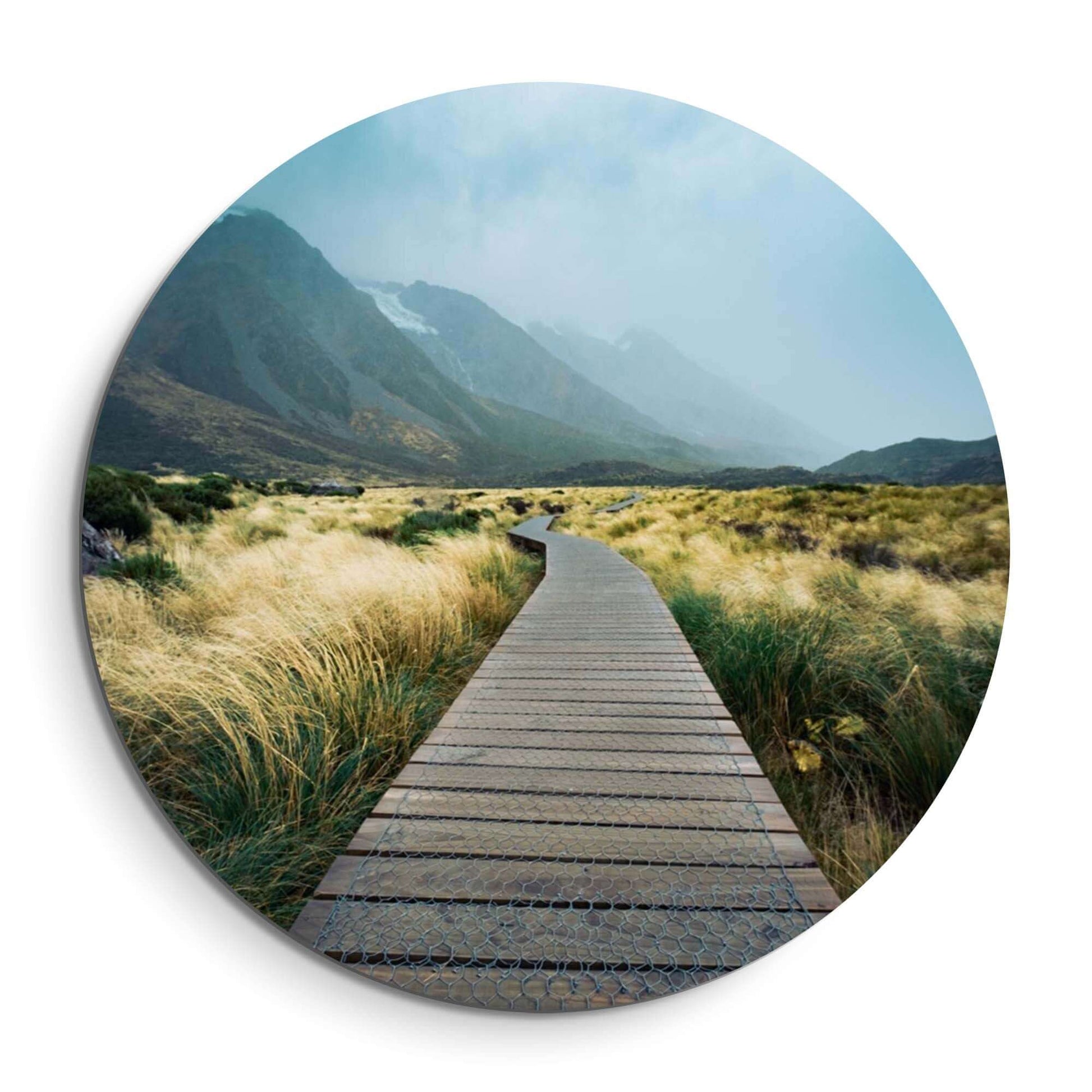 Misty Valley Trail – Muurcirkel met houten pad in mistige bergen en rustige omgeving.