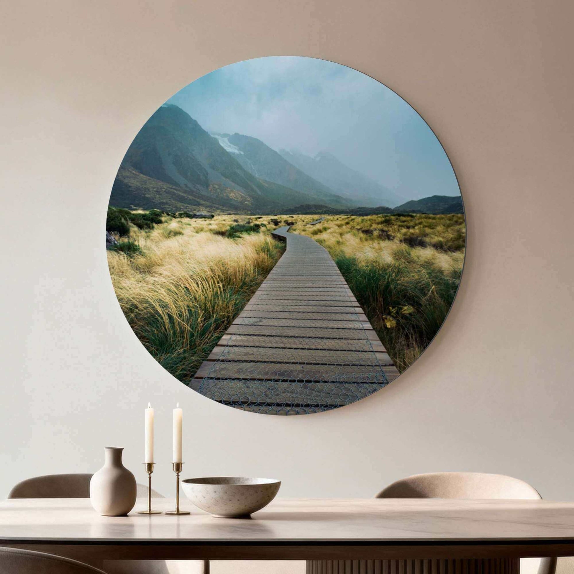 Misty Valley Trail – Muurcirkel met houten pad in nevelige bergen, brengt rust en vrijheid in jouw interieur.