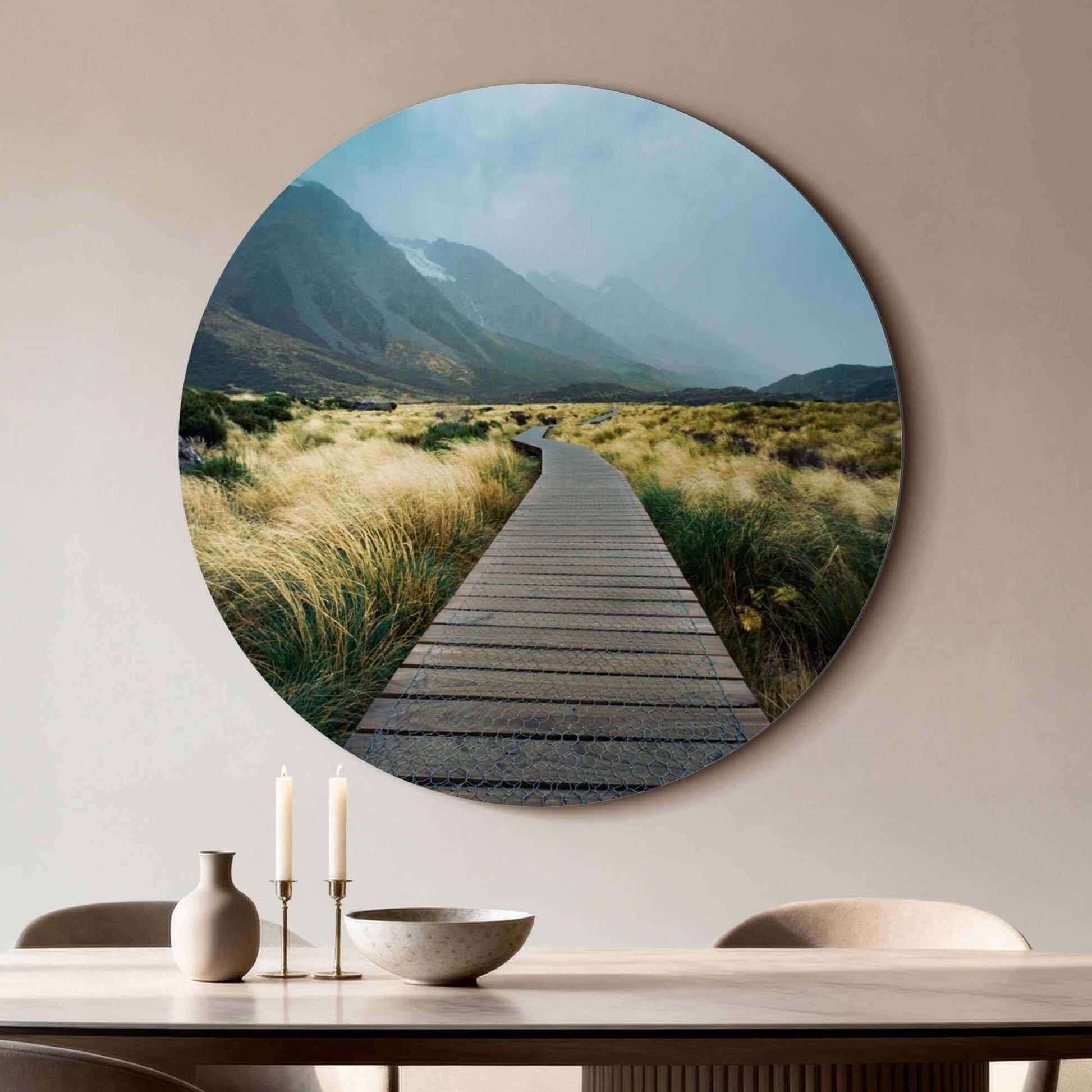 Misty Valley Trail – Muurcirkel met houten pad door de nevelige bergen. Ideaal voor jouw interieur.