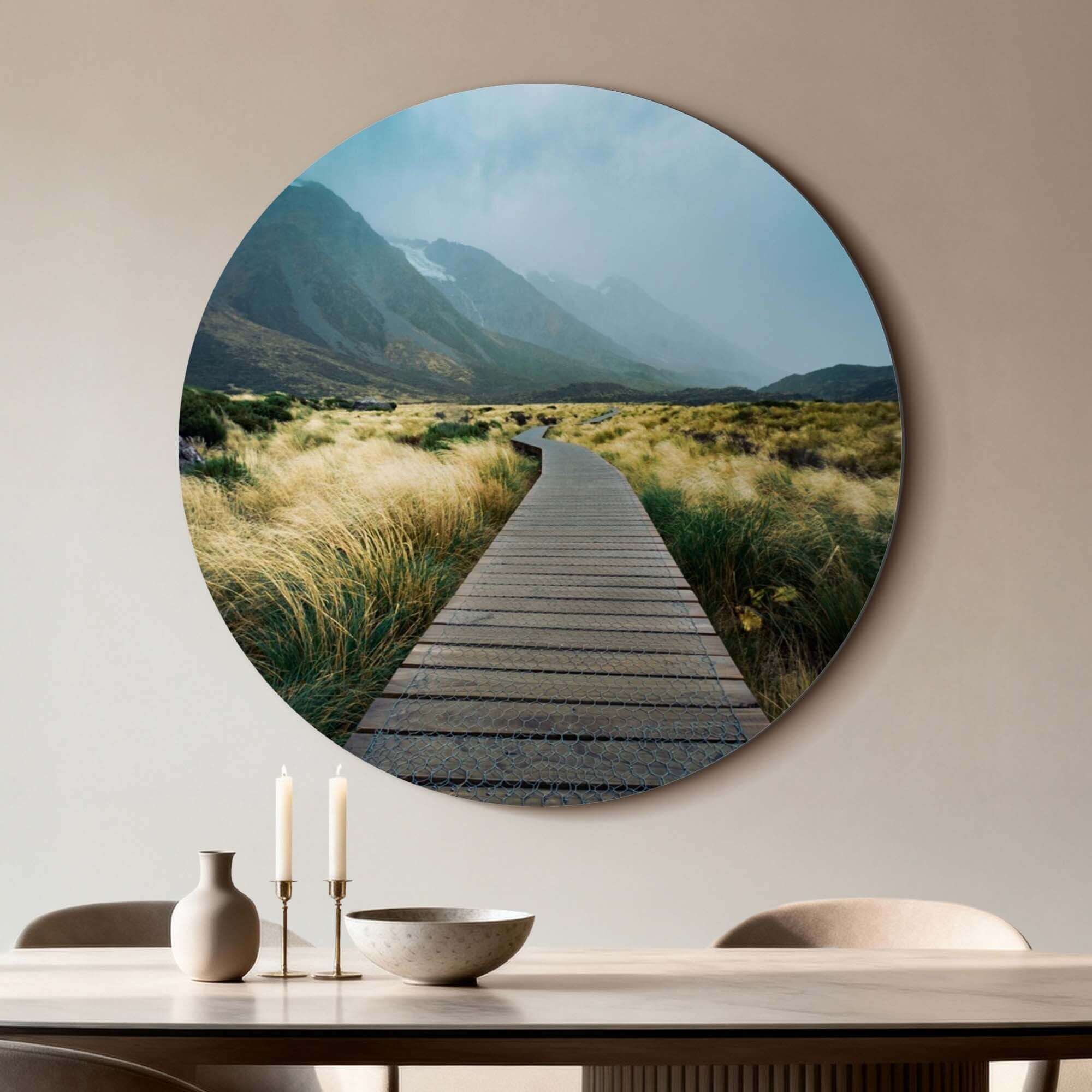 Misty Valley Trail – Muurcirkel met houten pad door de nevelige bergen. Ideaal voor jouw interieur.