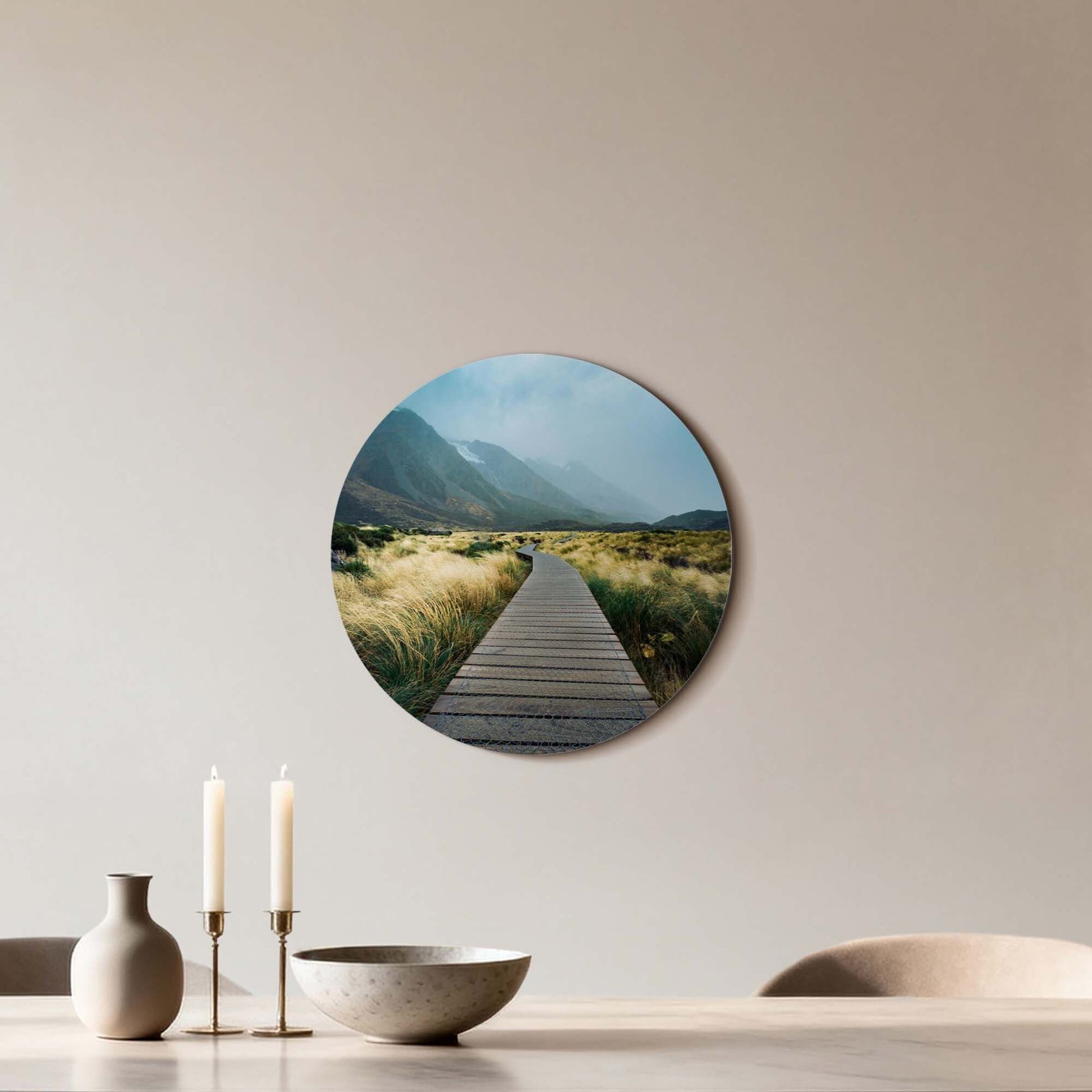 Misty Valley Trail – Muurcirkel met houten pad door nevelige bergen en weelderig groen, perfect voor interieurdecoratie.