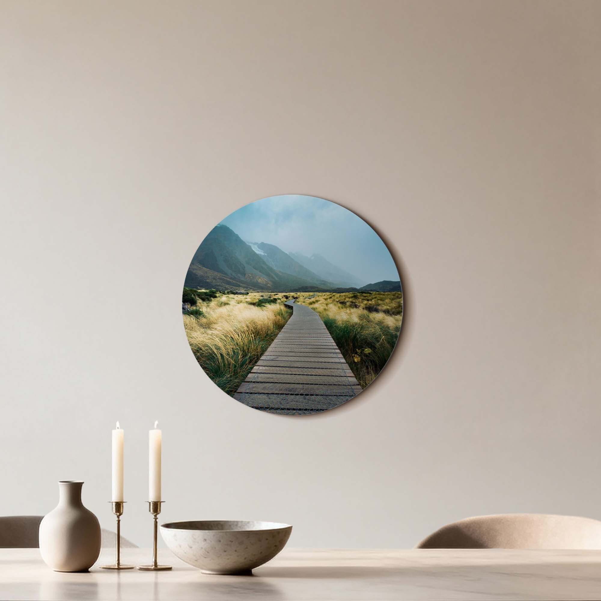 Misty Valley Trail – Muurcirkel met houten pad door nevelige bergen en weelderig groen, perfect voor interieurdecoratie.