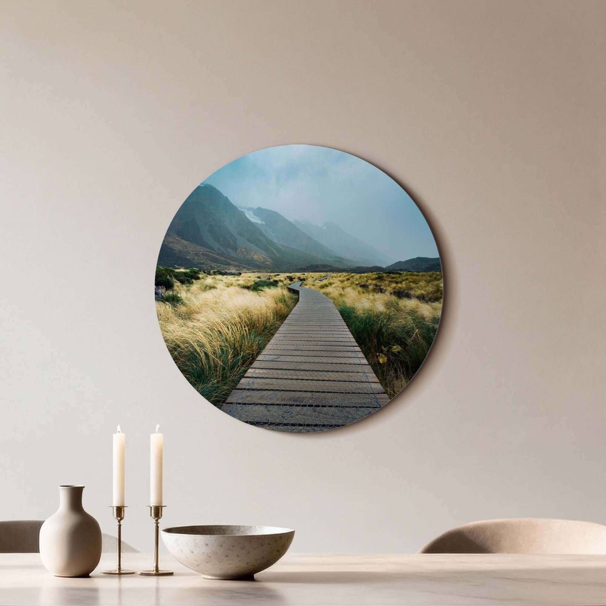 Misty Valley Trail – Muurcirkel, een houten wandelpad tussen bergen en nevel in interieurdesign.