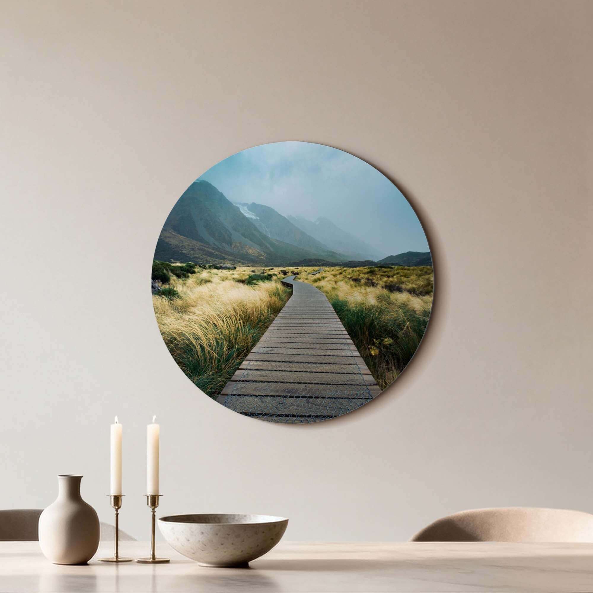 Misty Valley Trail – Muurcirkel, een houten wandelpad tussen bergen en nevel in interieurdesign.