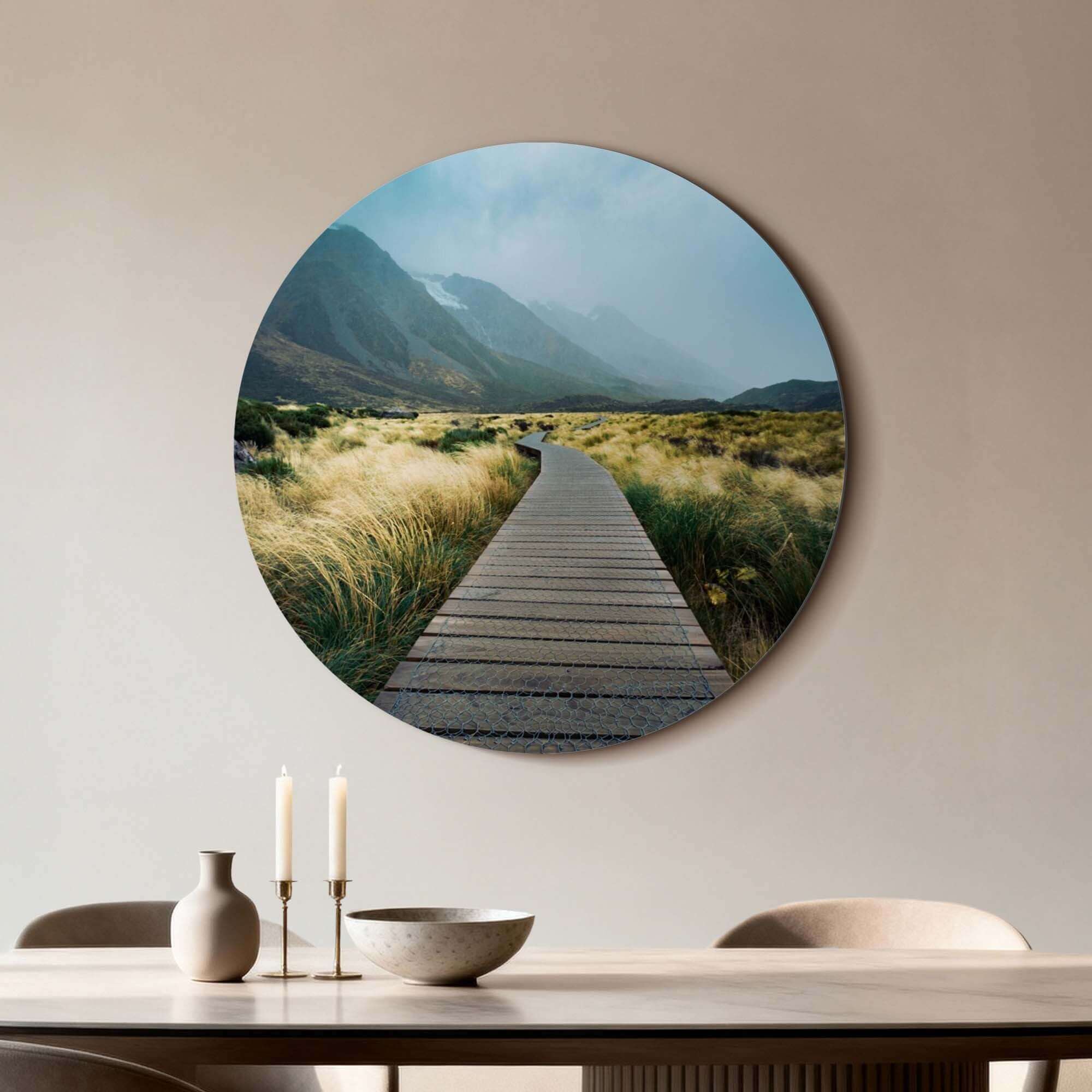 Misty Valley Trail – Muurcirkel met een houten wandelpad in nevelachtige bergen.