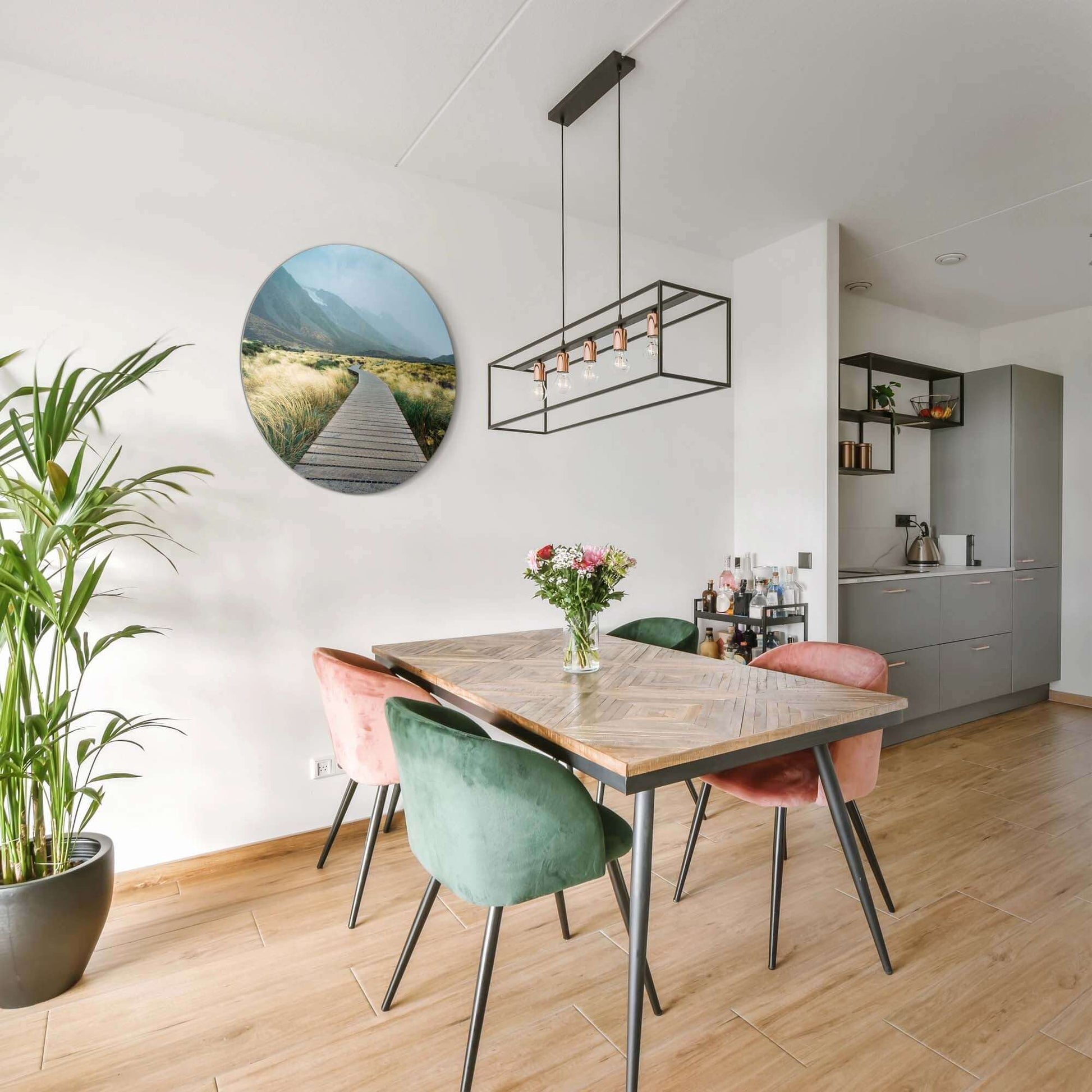 Misty Valley Trail – Muurcirkel op een muur boven een houten eettafel in een moderne keuken