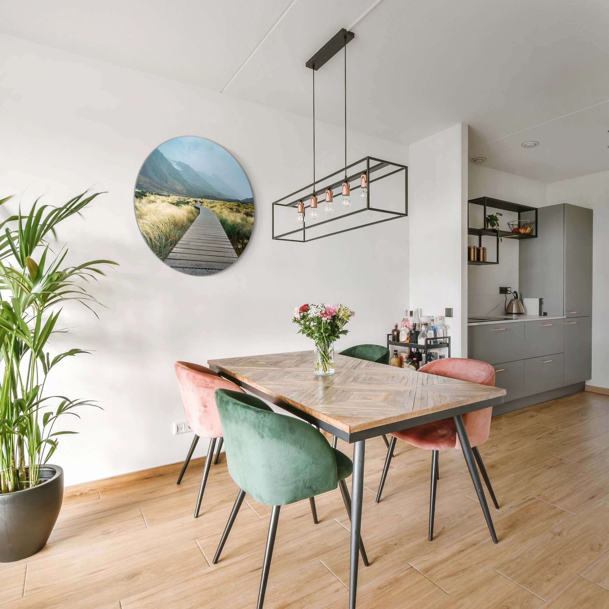 Misty Valley Trail – Muurcirkel op een muur boven een houten eettafel in een moderne keuken