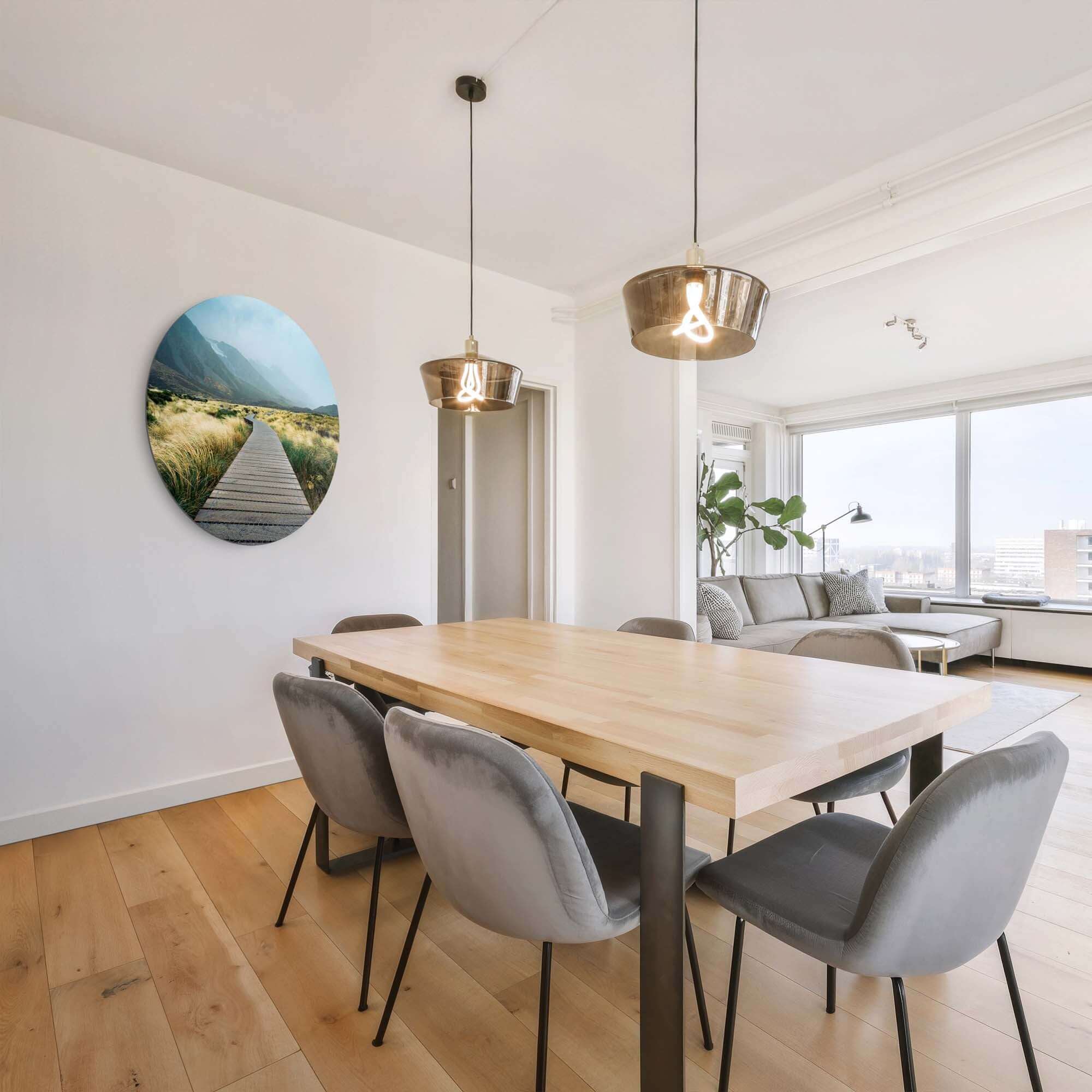 Misty Valley Trail – Muurcirkel in modern interieur met houten tafel en gezellige verlichting.