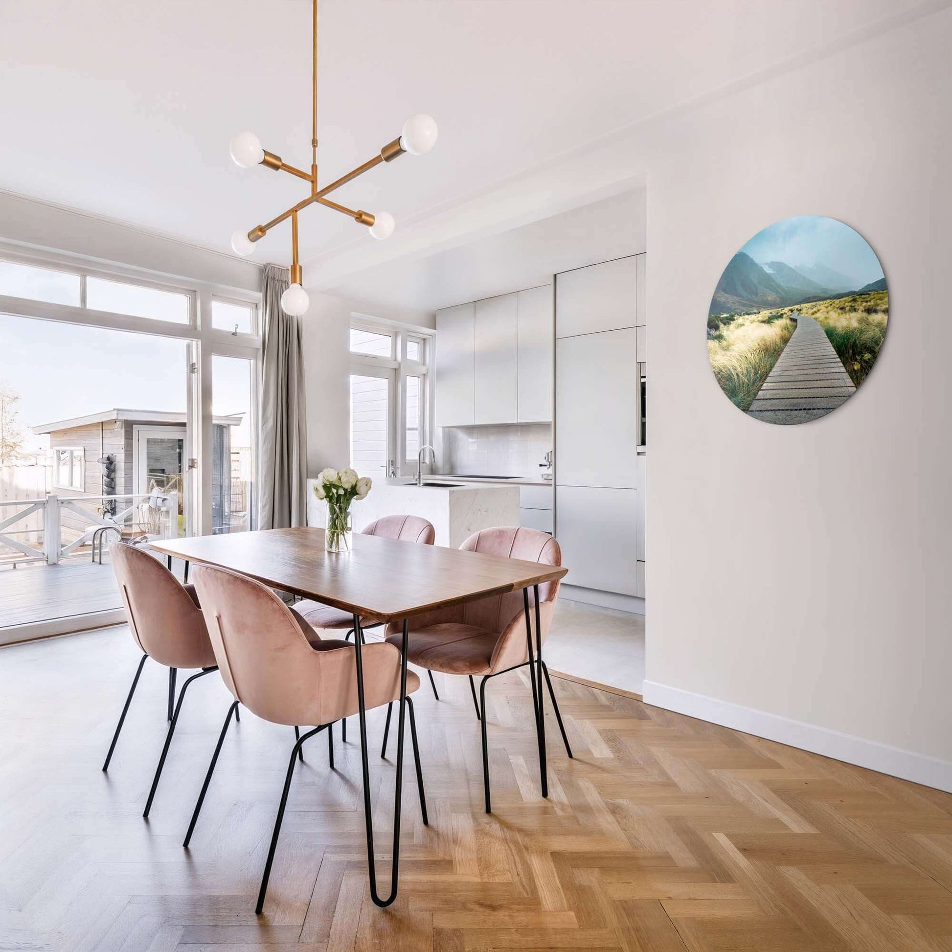 Misty Valley Trail – Muurcirkel boven een eettafel in een lichte woonkamer met moderne inrichting.