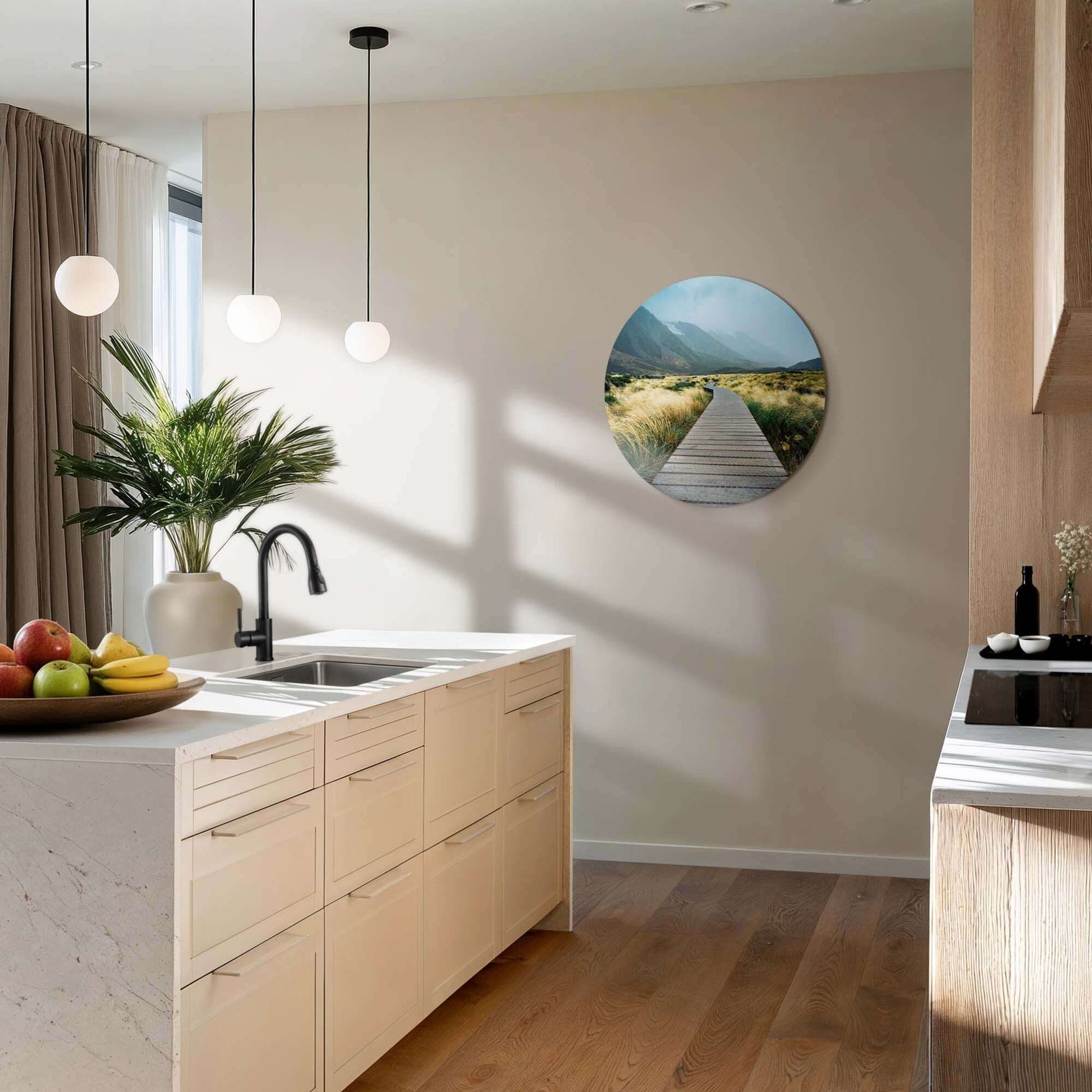 Misty Valley Trail – Muurcirkel in moderne keuken met houten elementen en natuurlijk licht.