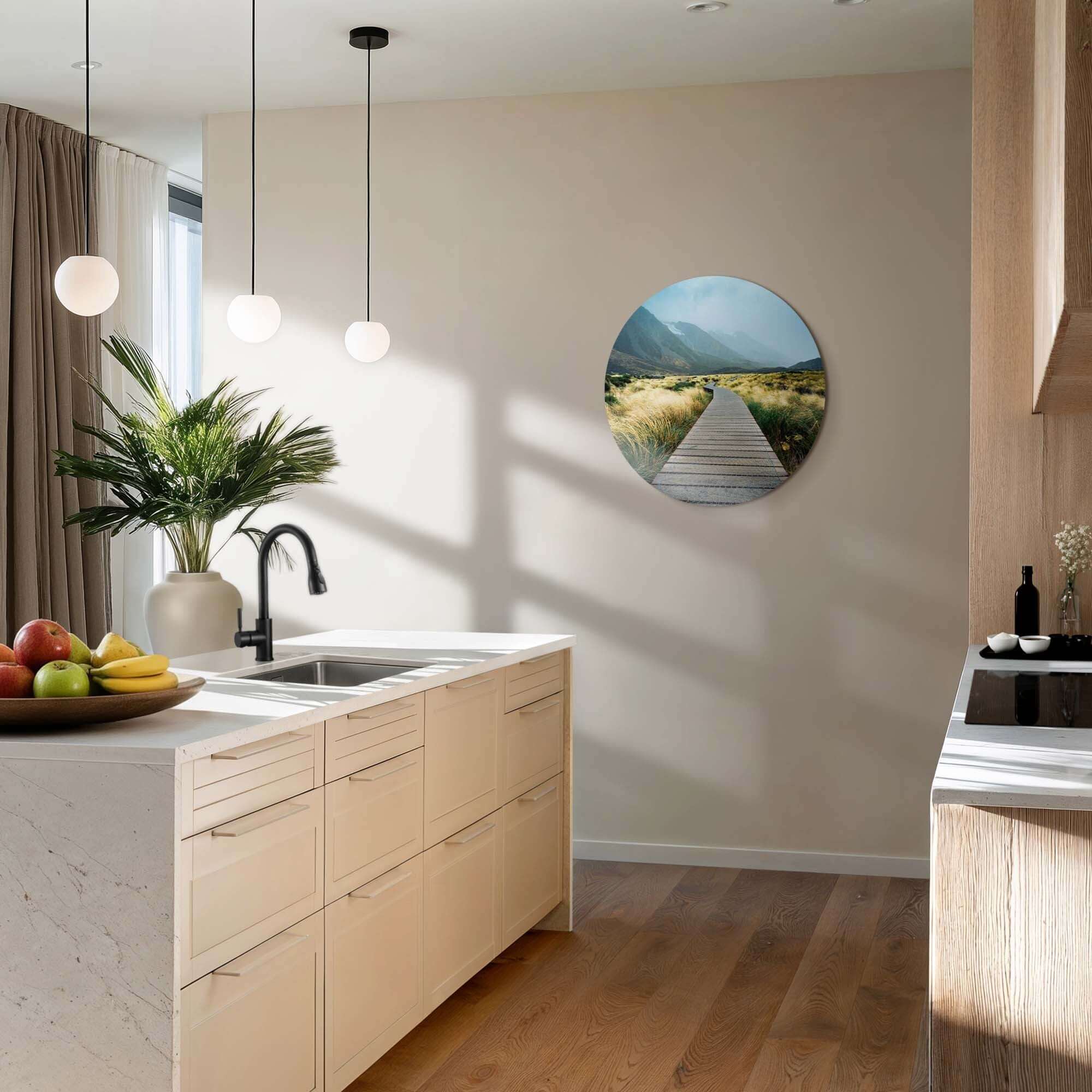 Misty Valley Trail – Muurcirkel in moderne keuken met houten elementen en natuurlijk licht.