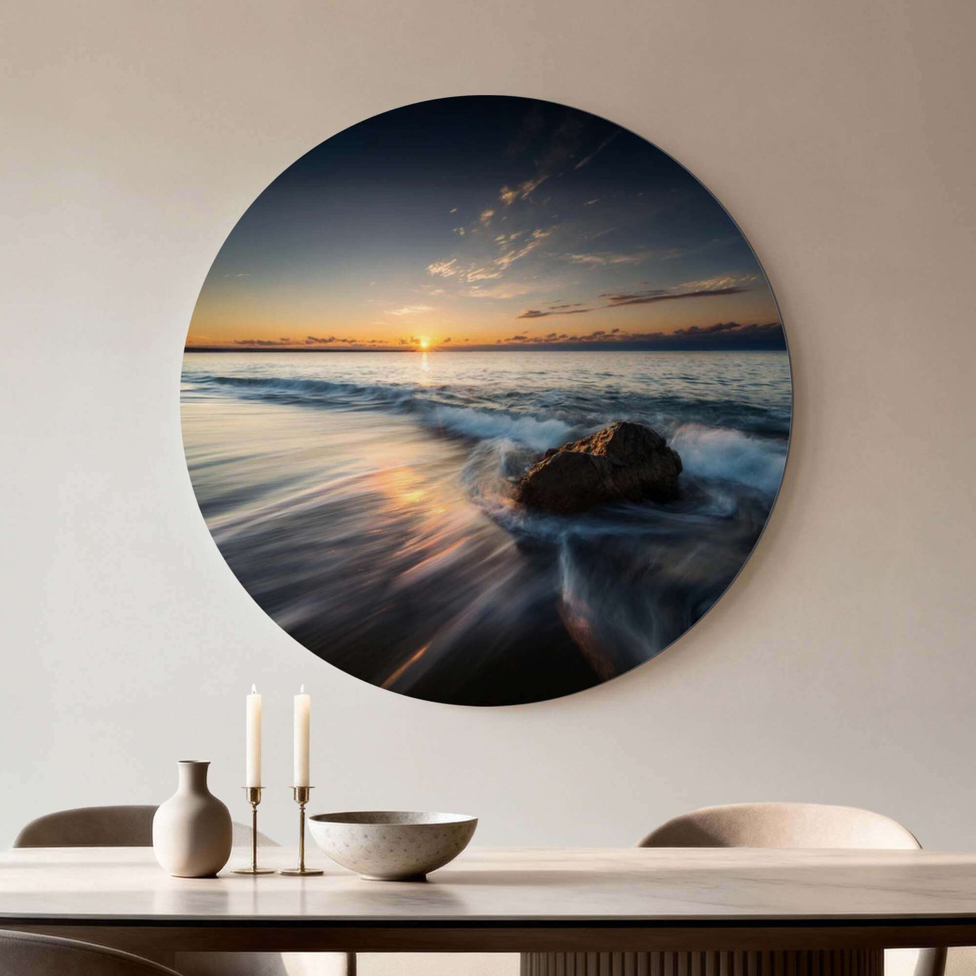Ocean Whisper – Muurcirkel met een zonsondergang boven een kabbelende zee en een rots, wanddecoratie voor rust.