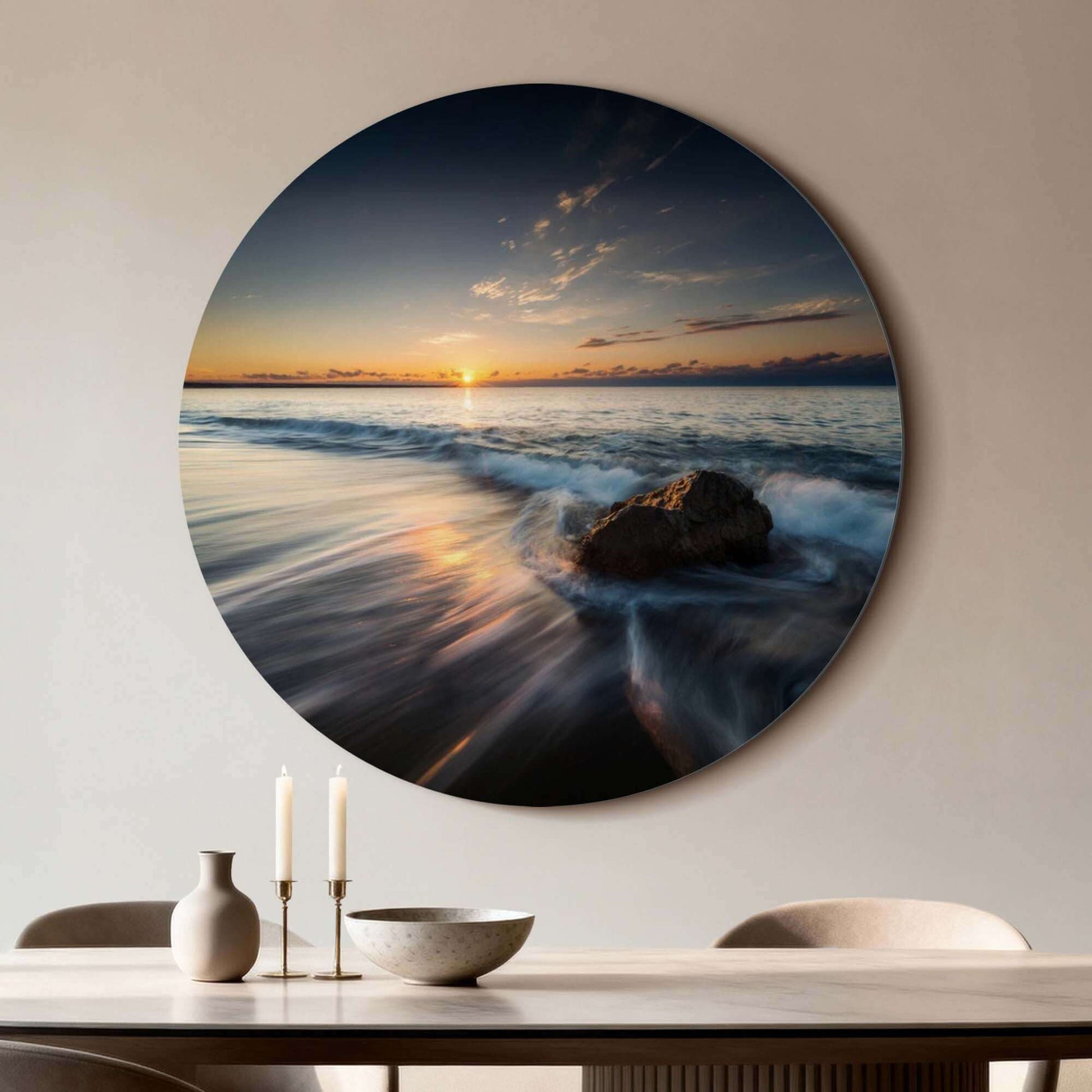 Ocean Whisper – Muurcirkel met zee, rots en zonsondergang in een moderne interieursetting.