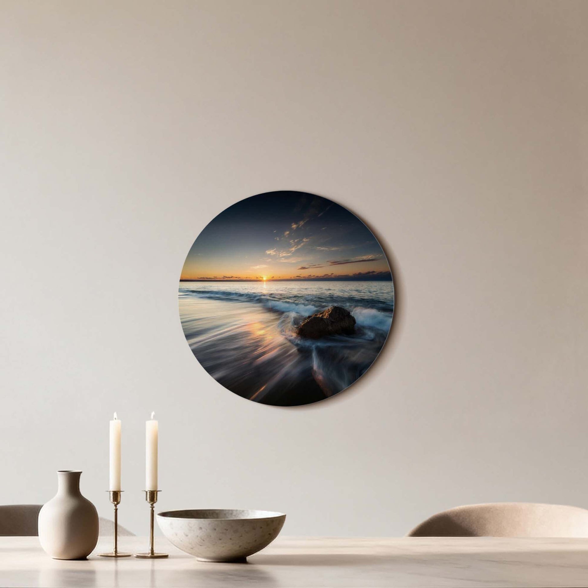 Ocean Whisper – Muurcirkel aan de muur, met een zeegezichten bij zonsondergang en een rots.