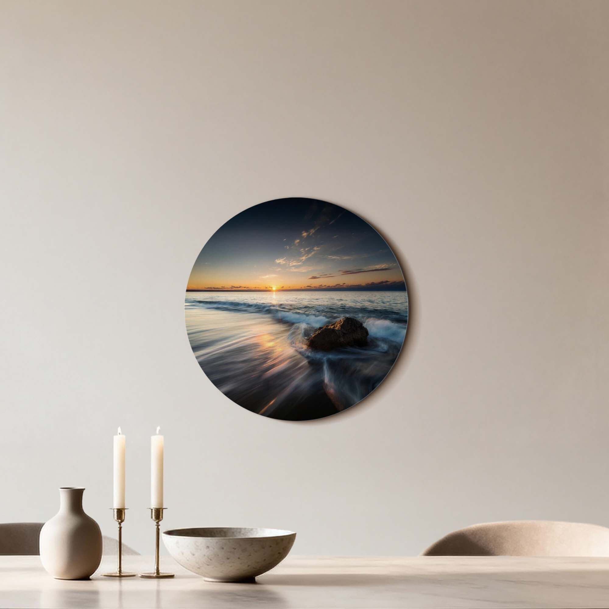 Ocean Whisper – Muurcirkel aan de muur, met een zeegezichten bij zonsondergang en een rots.