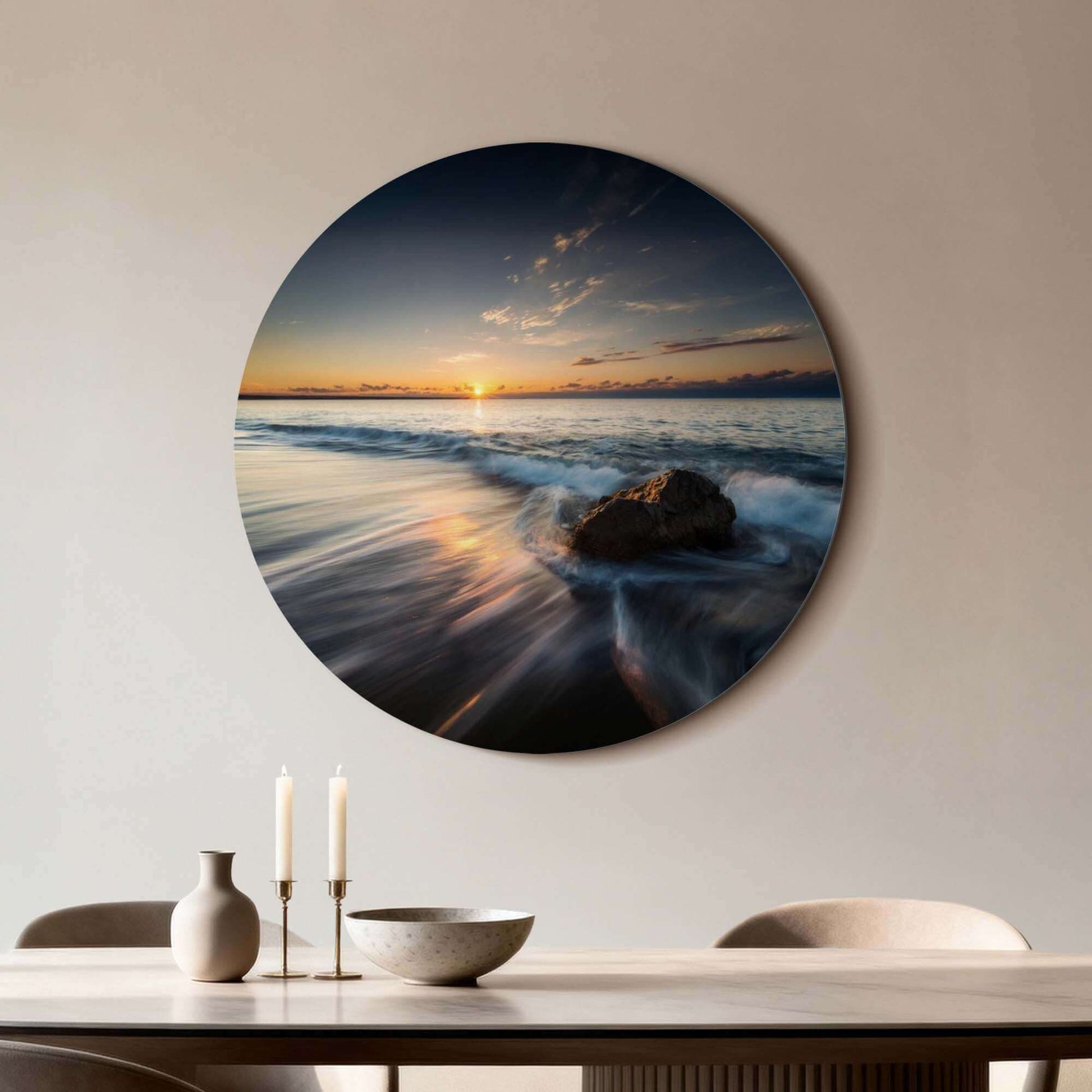 Ocean Whisper – Muurcirkel met een rustige zee, een rots en een ondergang van de zon voor een elegante wanddecoratie.