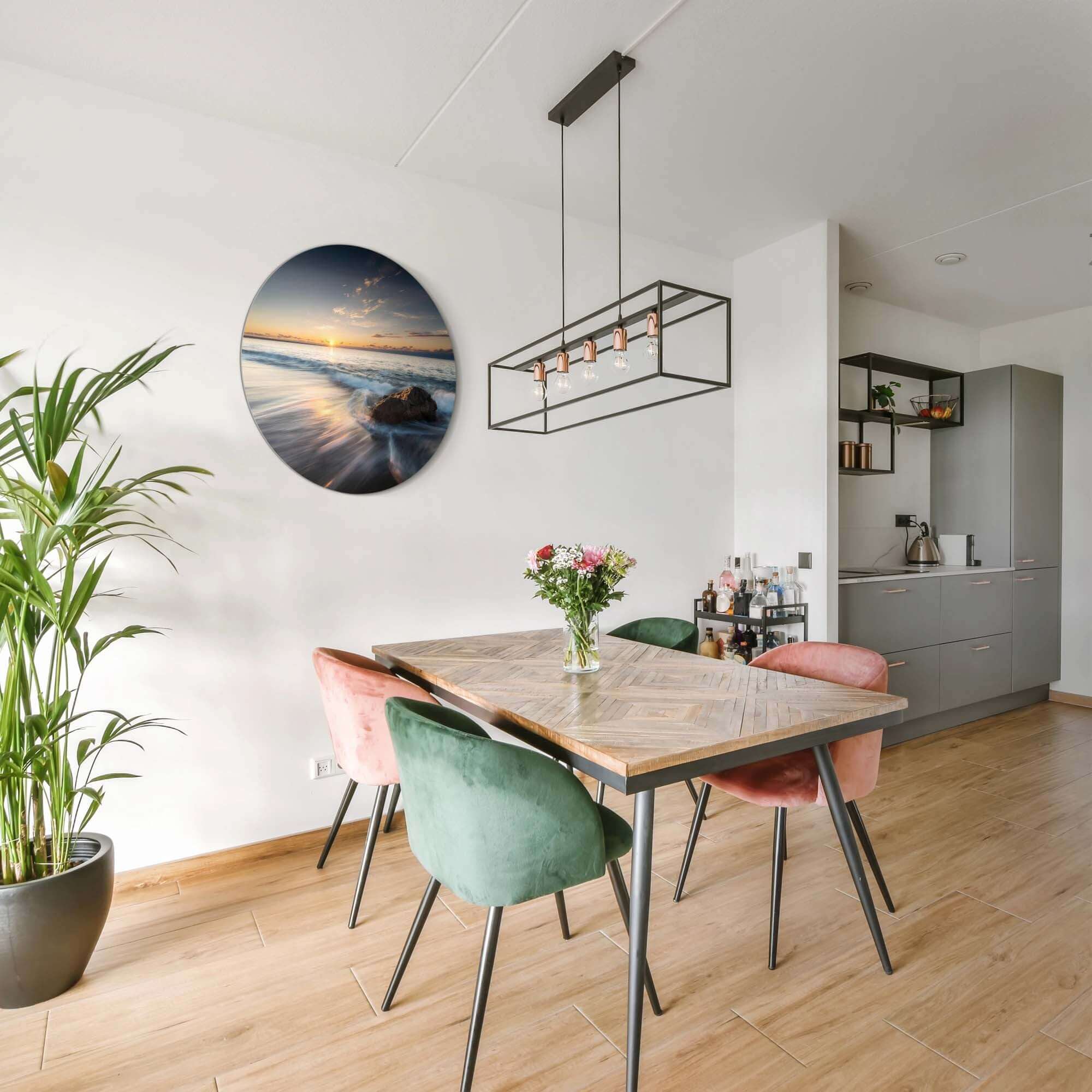 Ocean Whisper – Muurcirkel in stijlvolle eetkamer met moderne meubels en planten.