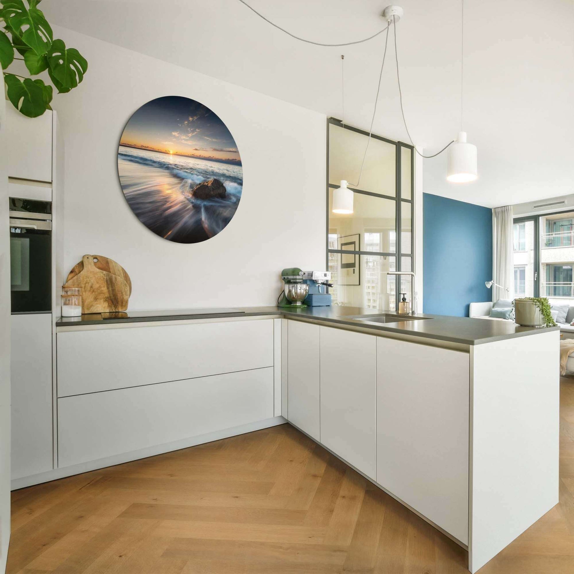 Ocean Whisper – Muurcirkel in een moderne keuken met zeezicht en minimalistische inrichting.
