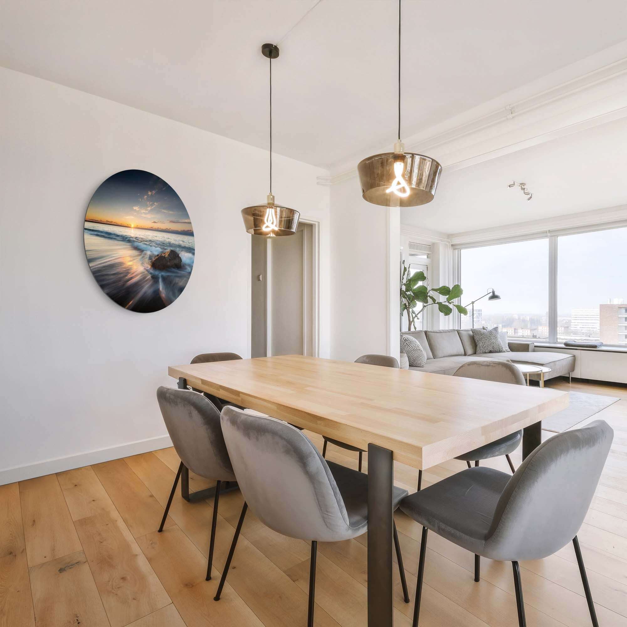 Ocean Whisper – Muurcirkel in een moderne eetkamer met houten tafel en elegante verlichting.