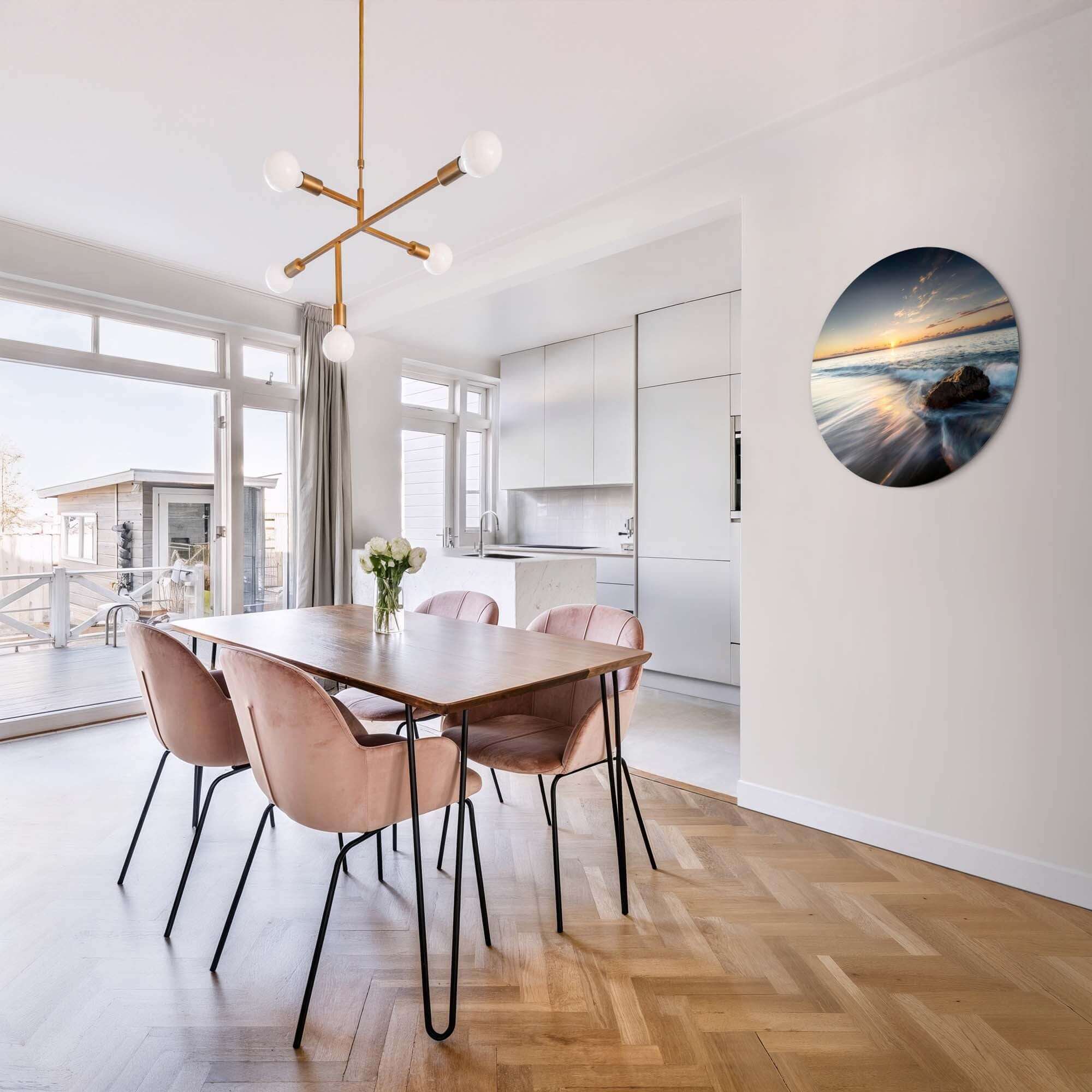 Ocean Whisper – Muurcirkel aan de muur in moderne eetkamer met lichtinval en zachte kleuren.