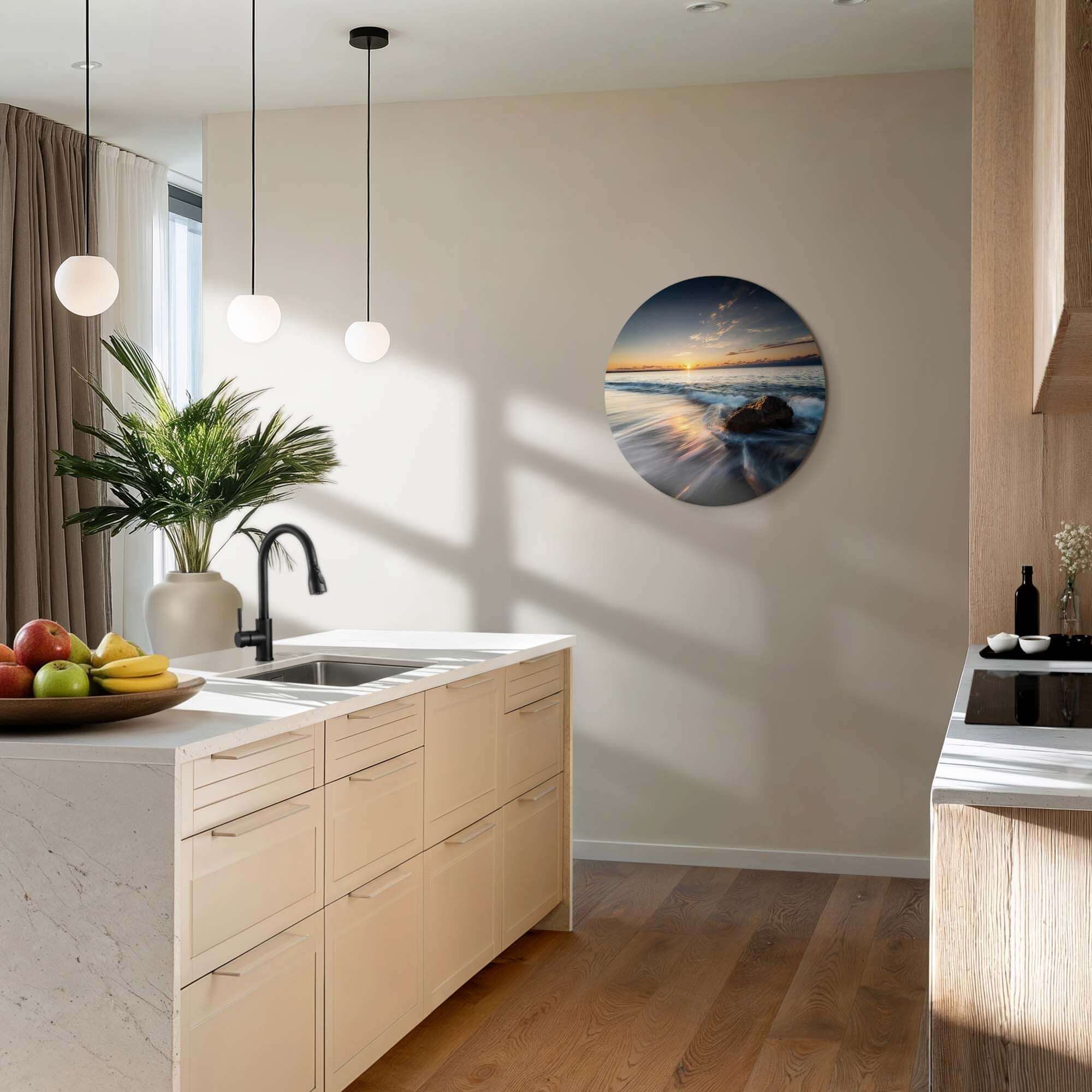 Ocean Whisper – Muurcirkel in een moderne keuken, brengt rust en elegantie in de ruimte.