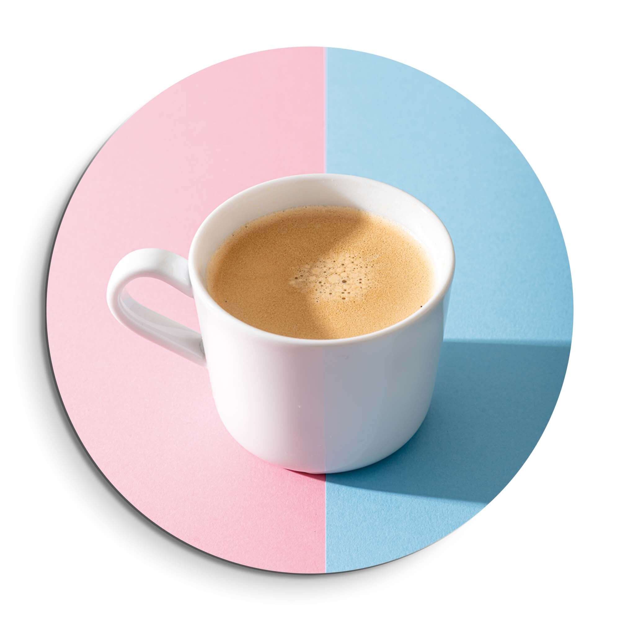 Pastel Coffee Moment - Muurcirkel met een kop koffie op een roze en blauwe achtergrond, wanddecoratie voor moderne keuken of koffiehoek.