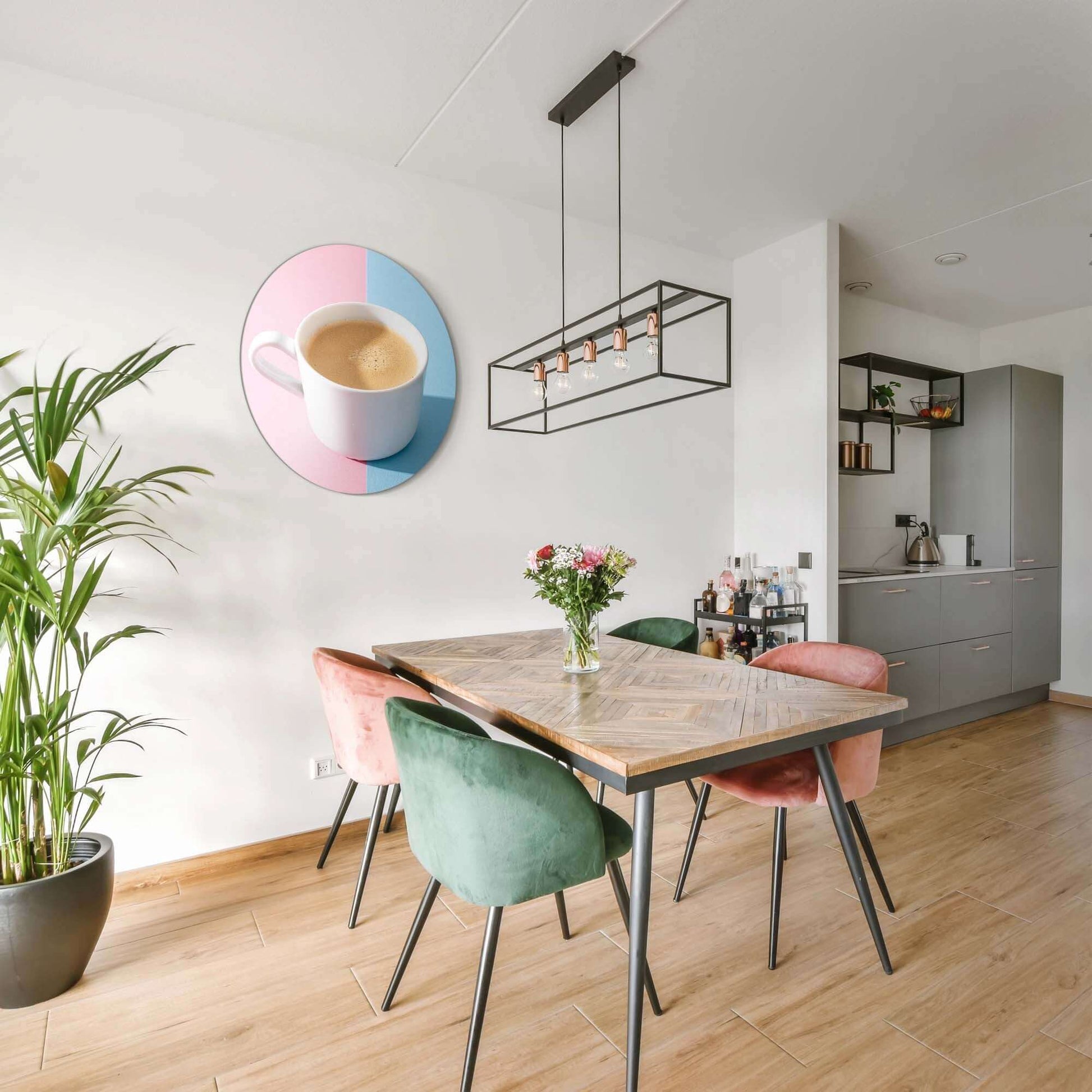 Pastel Coffee Moment - Muurcirkel, een wandcirkel met koffiemok in moderne keuken, perfect voor keuken of koffiehoek.