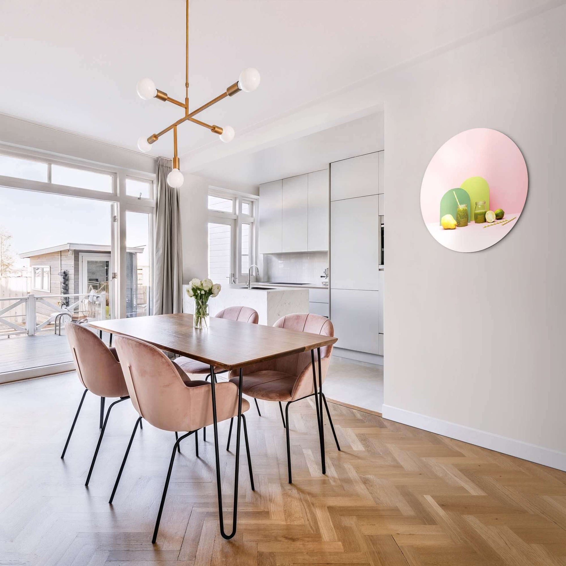 Pear Lime Blend - Muurcirkel in moderne eetkamer met pastelkleuren en stijlvolle Muurcirkels decoratie.