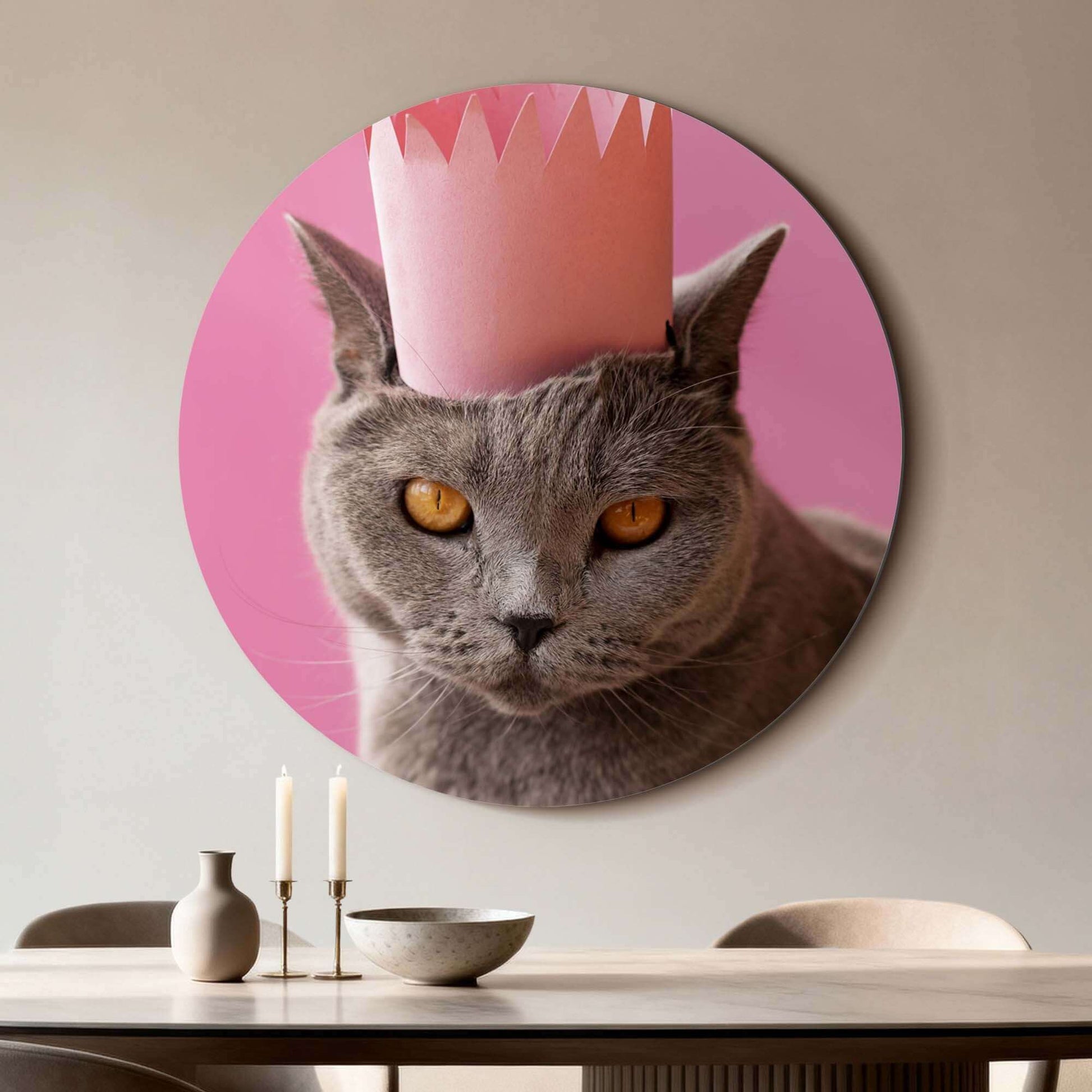 Regal Whiskers – Muurcirkel van een grijze kat met roze kroon op een roze achtergrond, stijlvol interieurdecor.