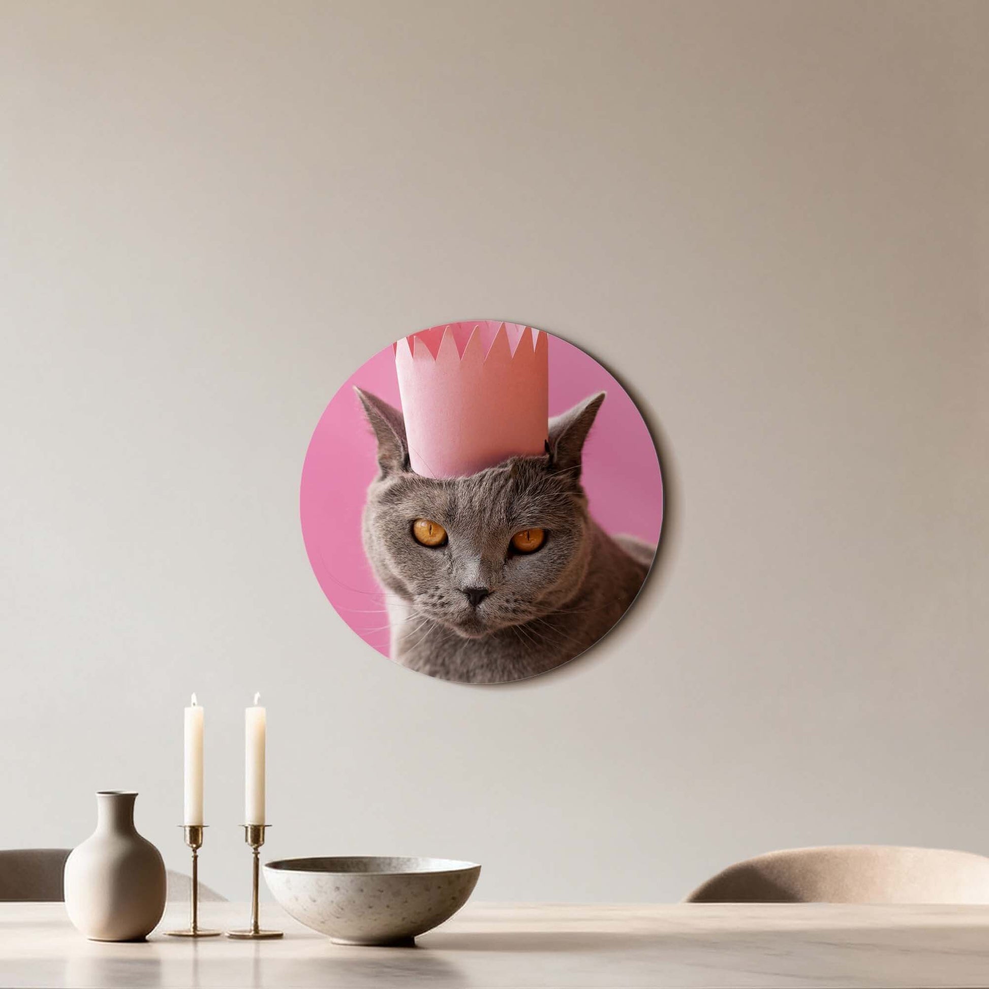 Regal Whiskers – Muurcirkel met een grijze kat en roze kroon, perfect voor stijlvolle muren.