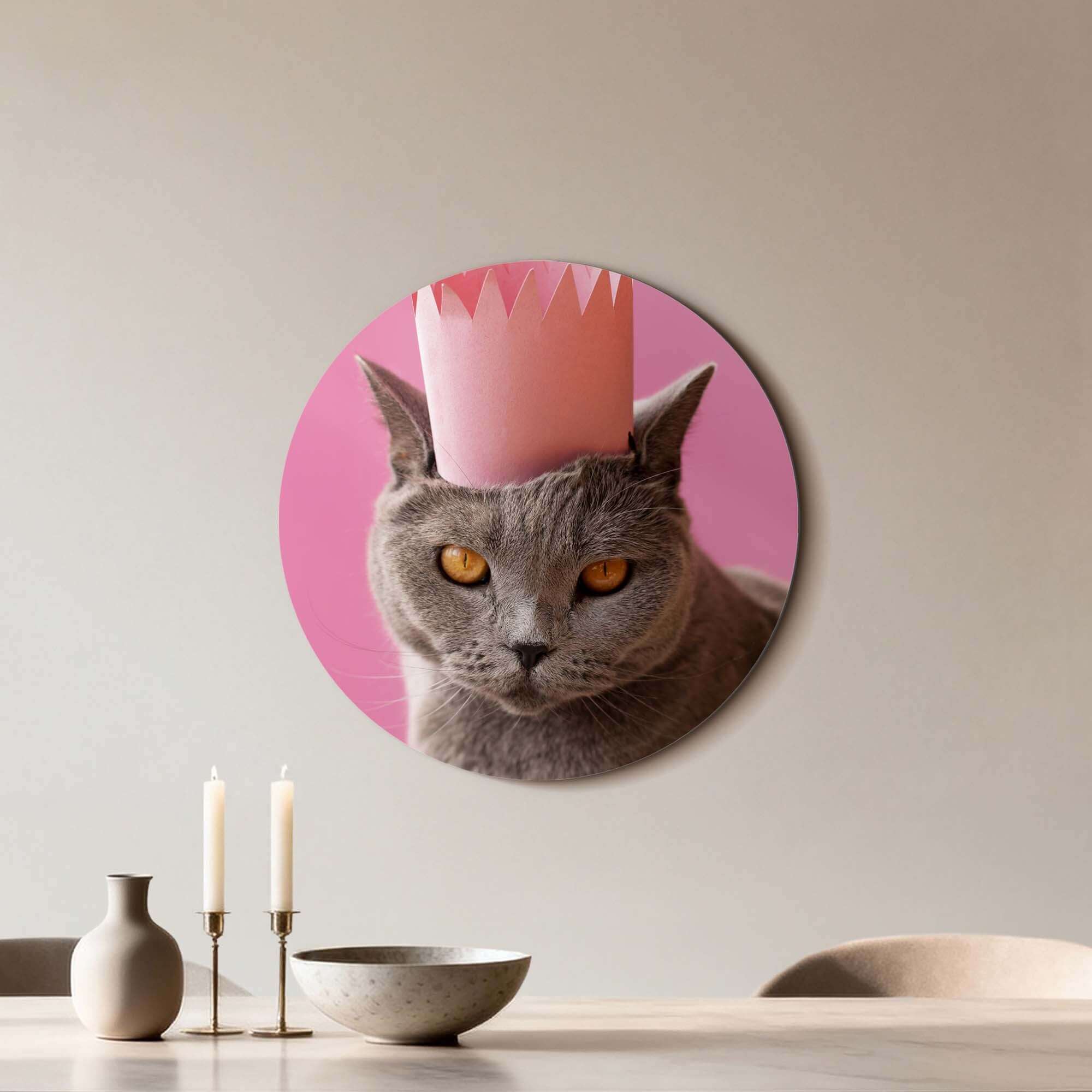Regal Whiskers – Muurcirkel met grijze kat in roze kroon, stijlvolle muurcirkel voor elk interieur.