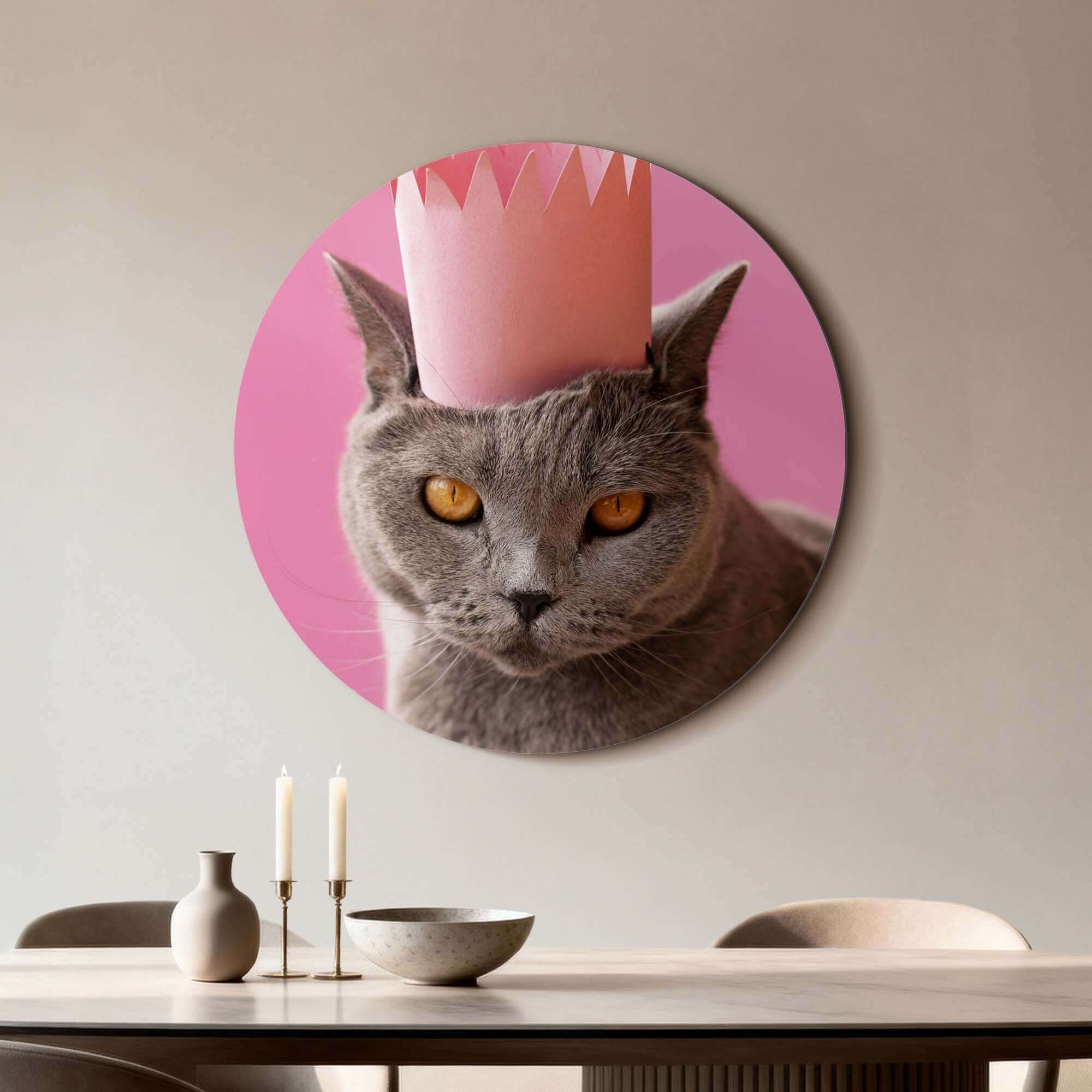 Regal Whiskers – Muurcirkel van een grijze kat met roze kroon, perfect voor elk interieur.