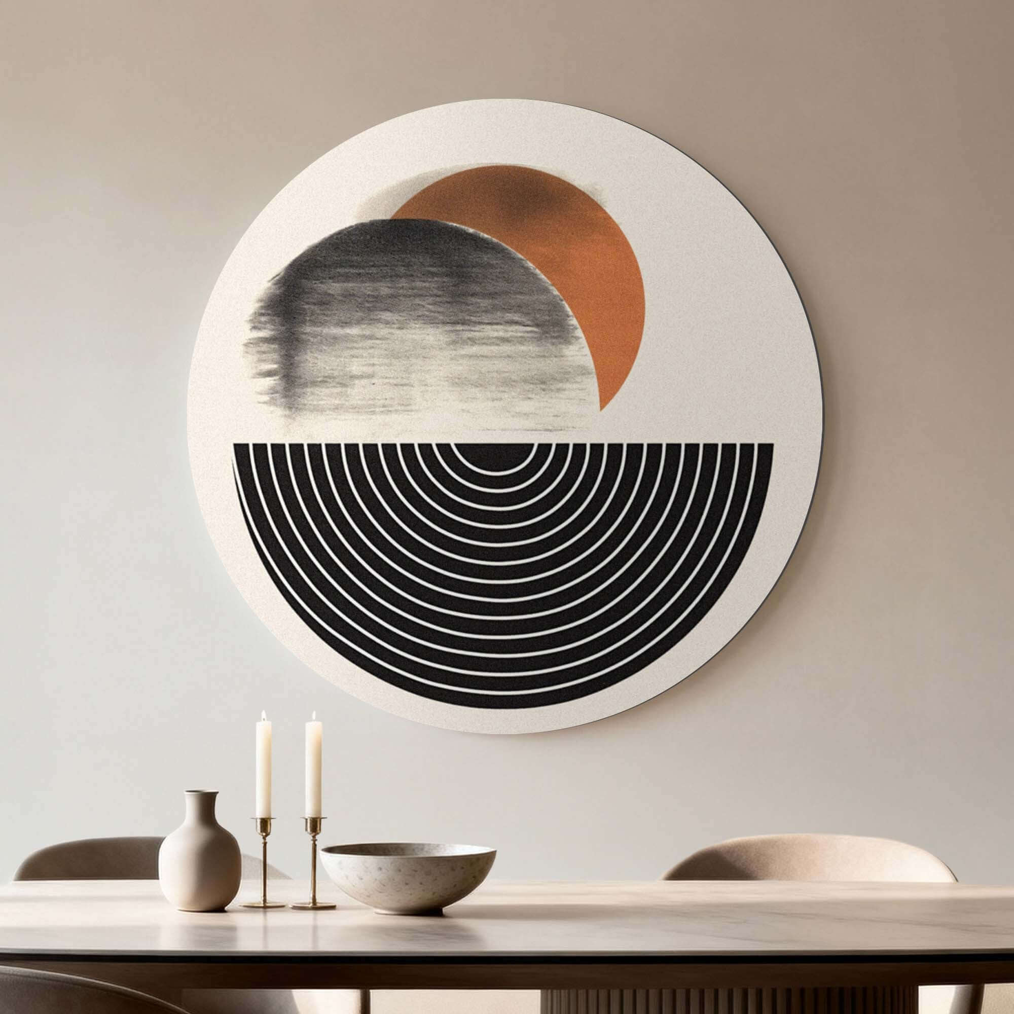 Retro Horizon - Muurcirkel in beige tinten met grafische vormen hangt in eetkamer. Stijlvolle muurcirkel voor moderne interieurdecoratie.