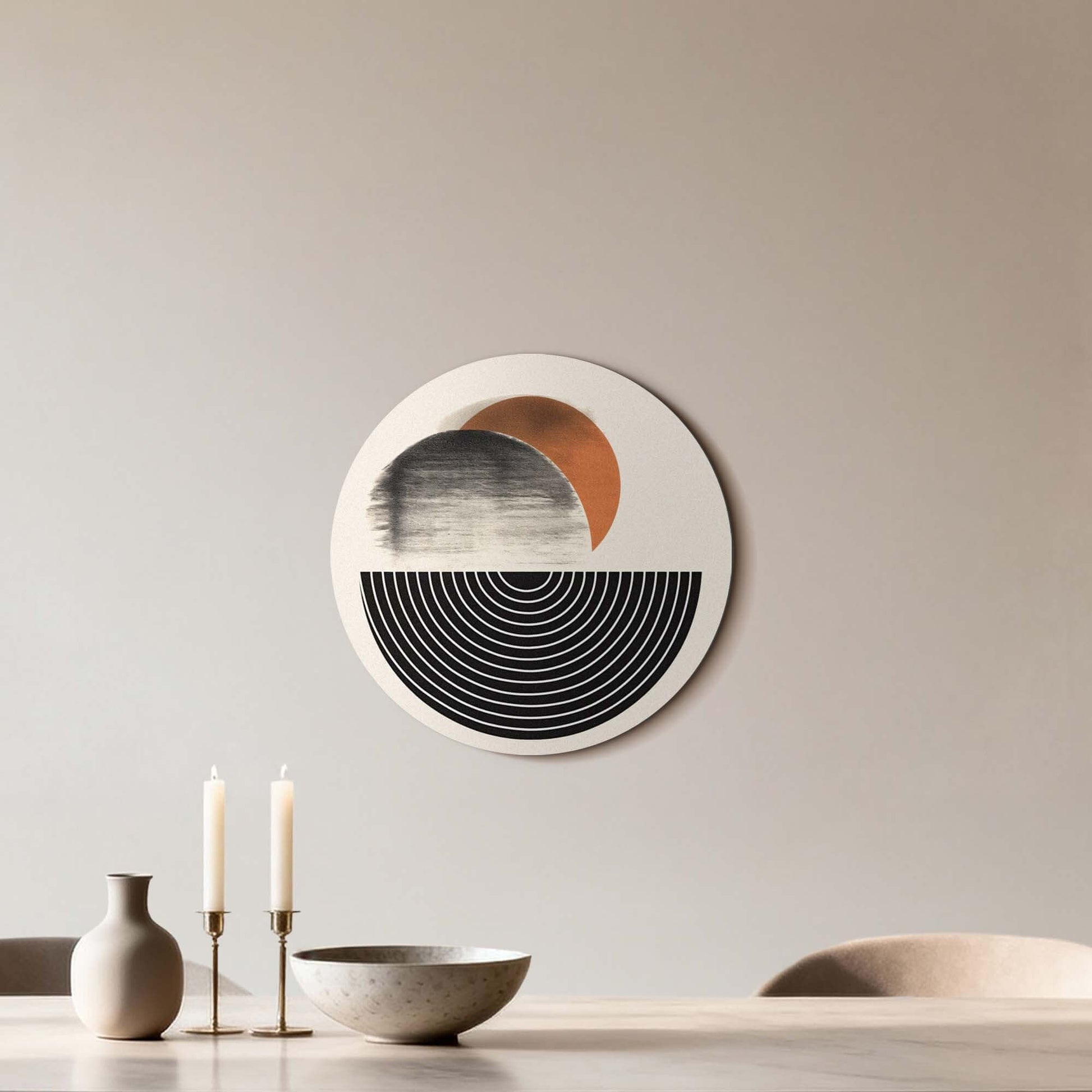 Retro Horizon - Muurcirkel in beige met zwarte en oranje grafische vormen, geschikt voor keuken en woonkamer. Perfecte wanddecoratie.