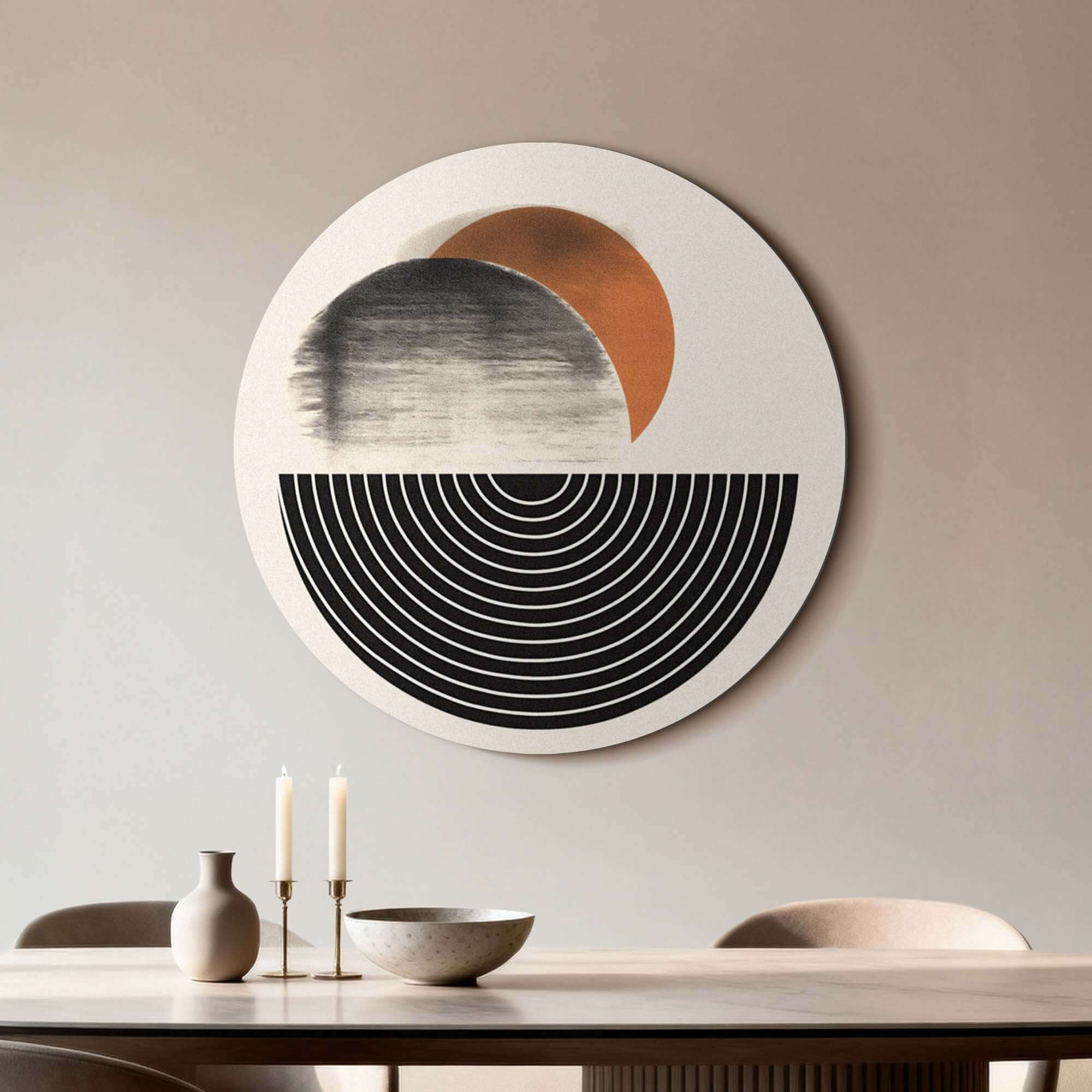 Retro Horizon - Muurcirkel in beige met zwarte en oranje grafische vormen, perfect voor keuken of eetkamer. Muurcirkels decor.