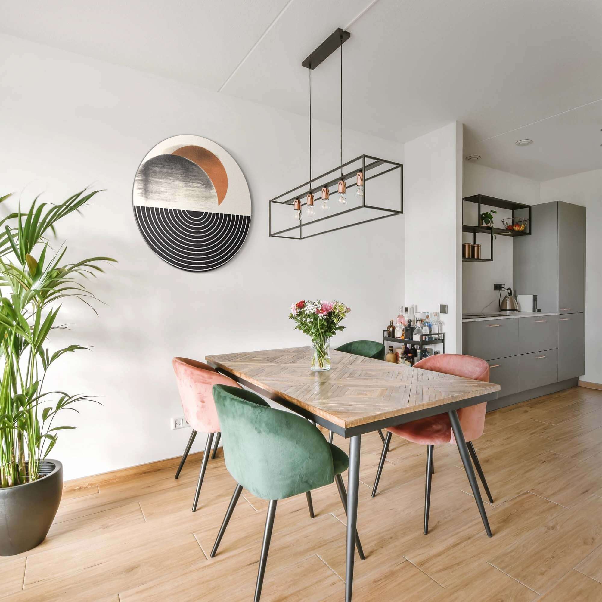 Retro Horizon - Muurcirkel in een moderne eetkamer met kleurrijke stoelen en houten tafel, met Muurcirkels die sfeer toevoegen