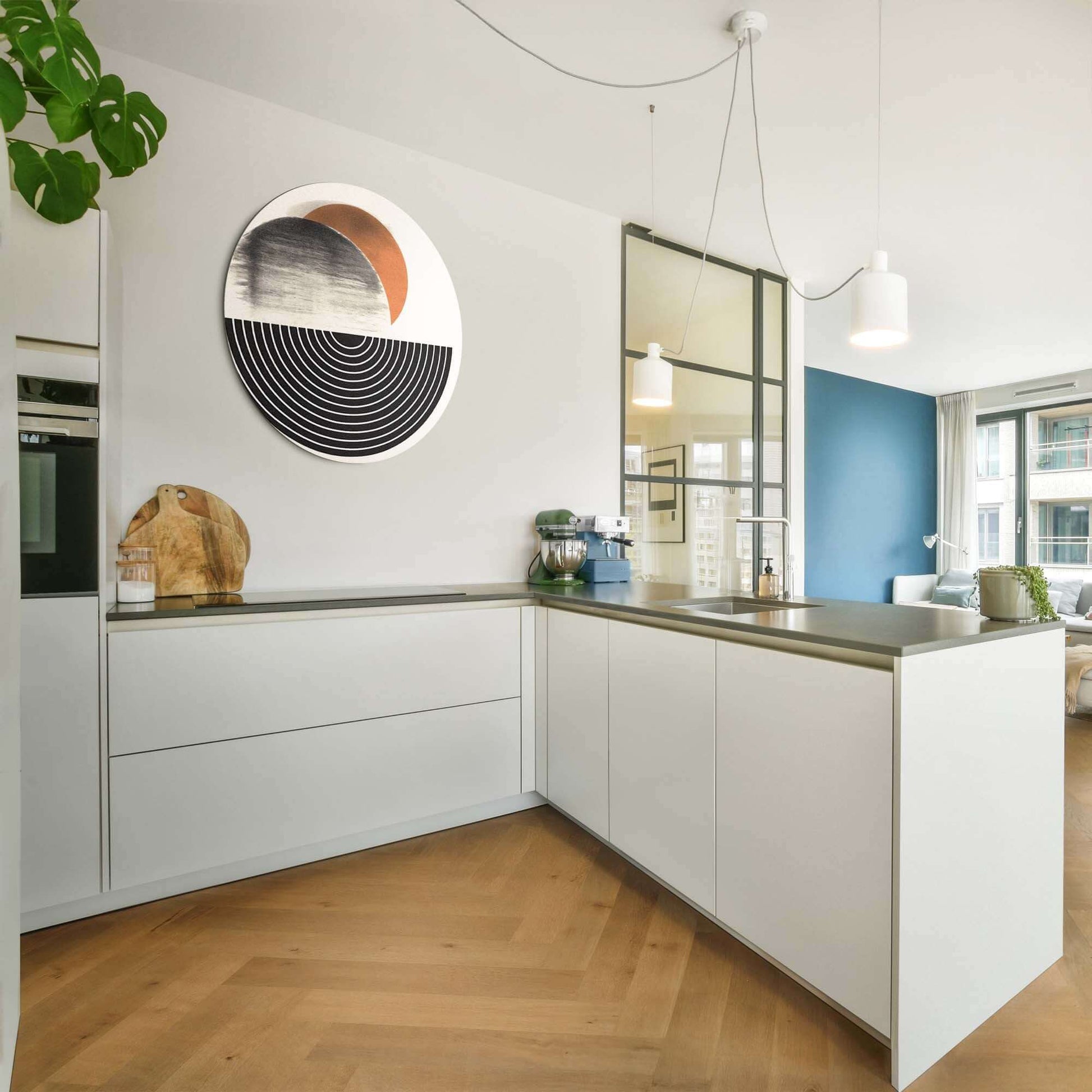 Retro Horizon - Muurcirkel in een moderne keuken, ontworpen in zachte beige tinten met grafische vormen, perfect voor sfeervolle woonruimtes.