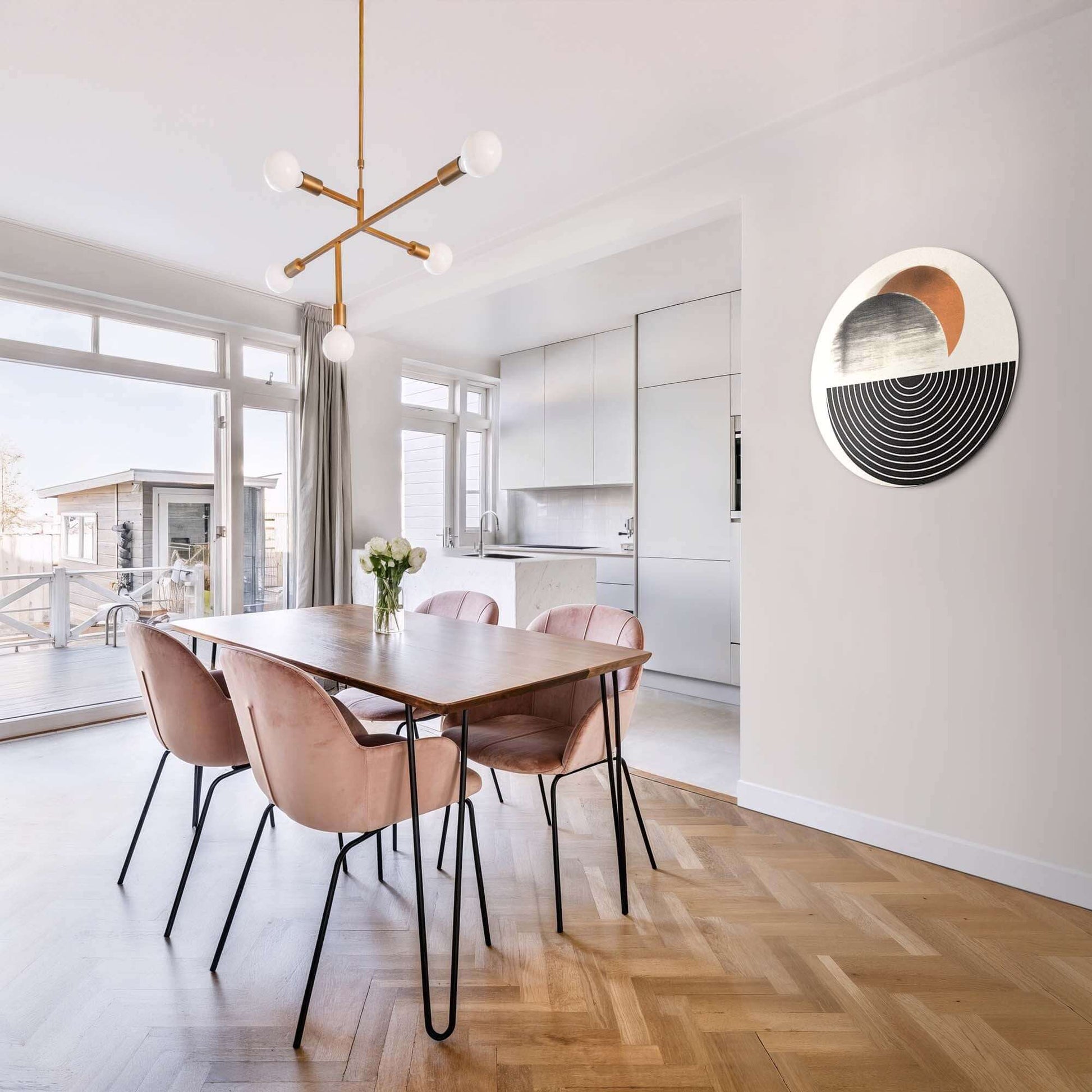 Retro Horizon - Muurcirkel aan de muur van een moderne eetkamer, met stijlvolle retro vormen in zwart en warm oranje, Muurcirkel decoratie.